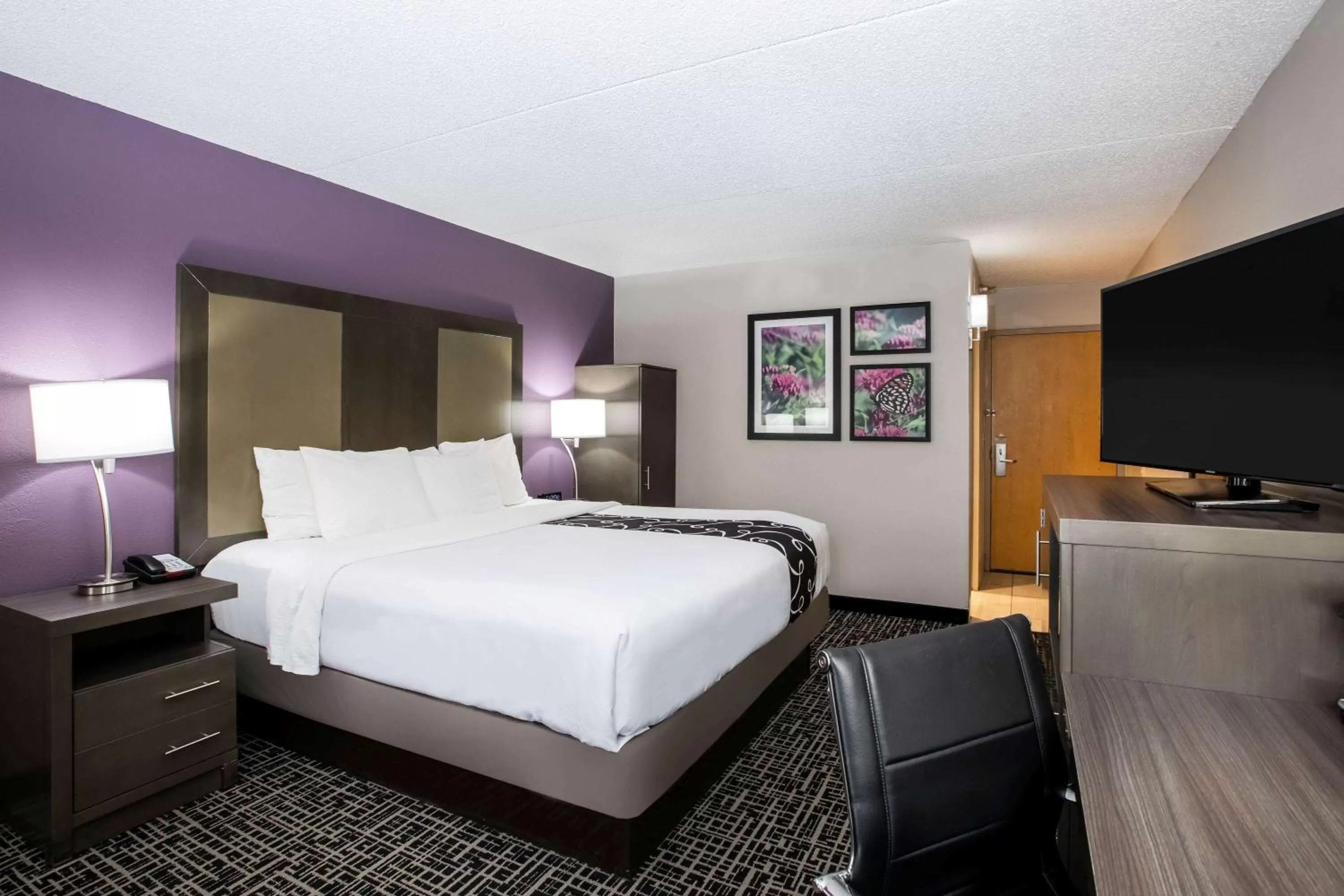 Photo of the whole room, Bed in La Quinta Inn by Wyndham Davenport & Conference Center