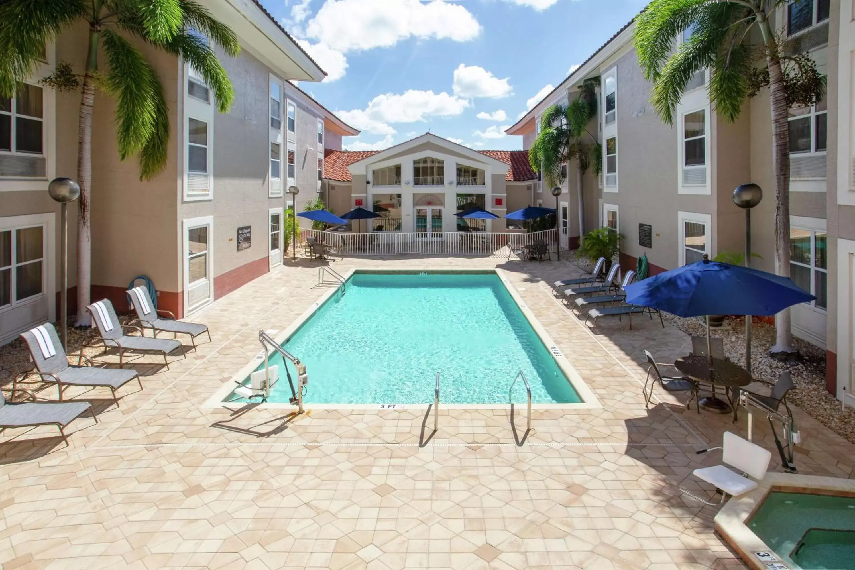 Property building, Swimming Pool in Hampton Inn & Suites Venice Bayside South Sarasota
