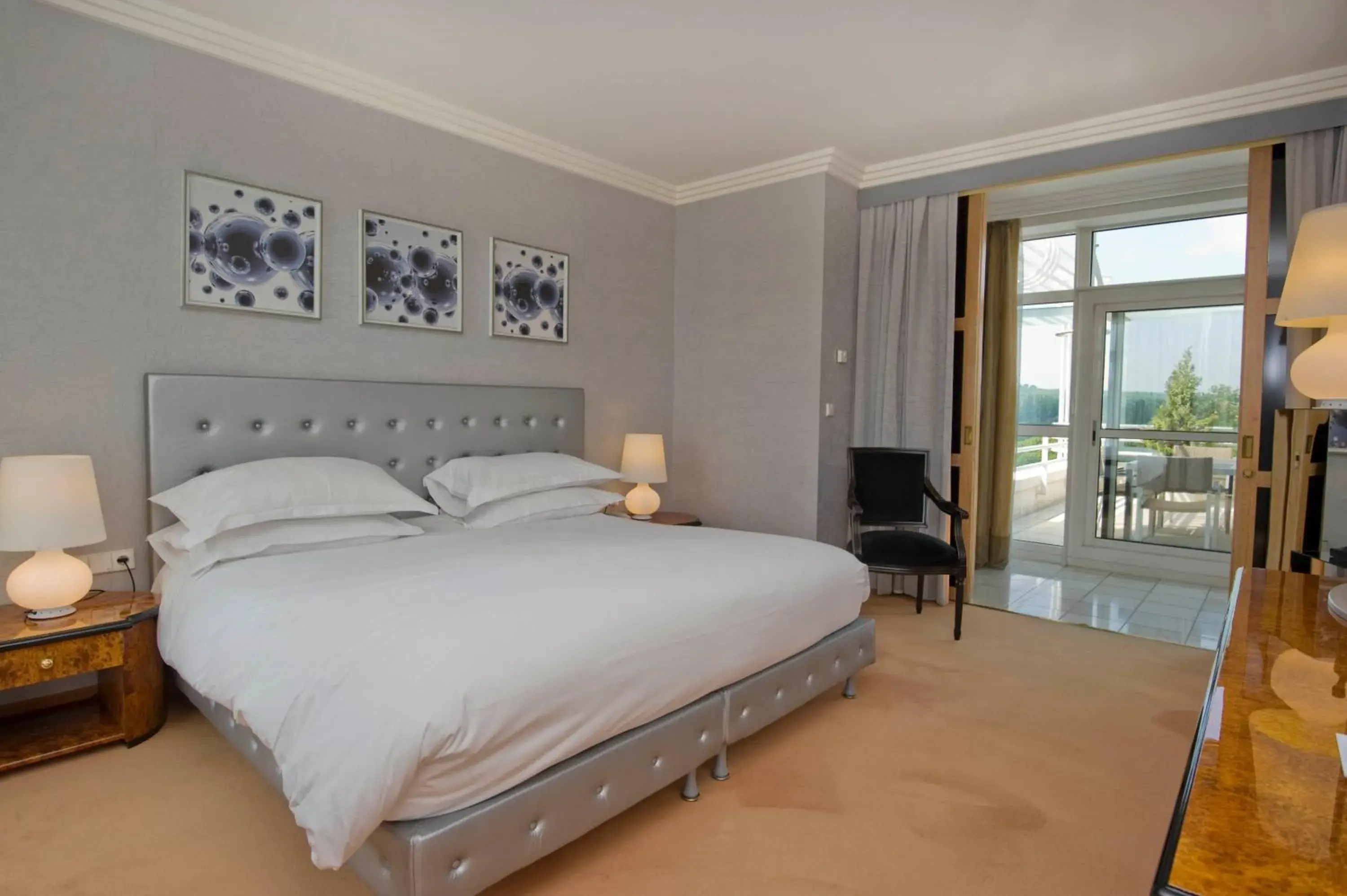 Bedroom, Bed in Vichy Spa Hotel Les Celestins