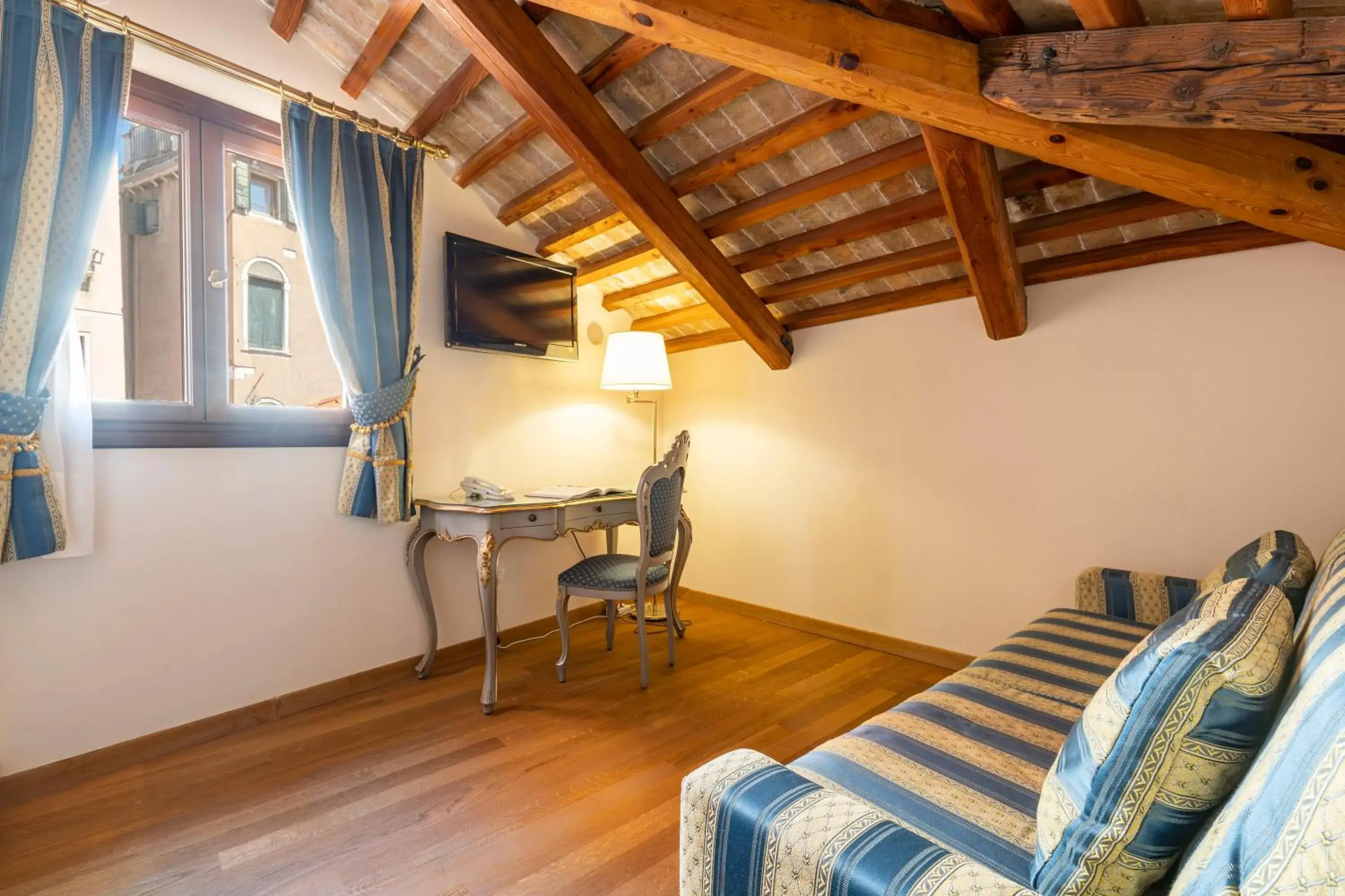 Bedroom, Seating Area in Hotel Bella Venezia