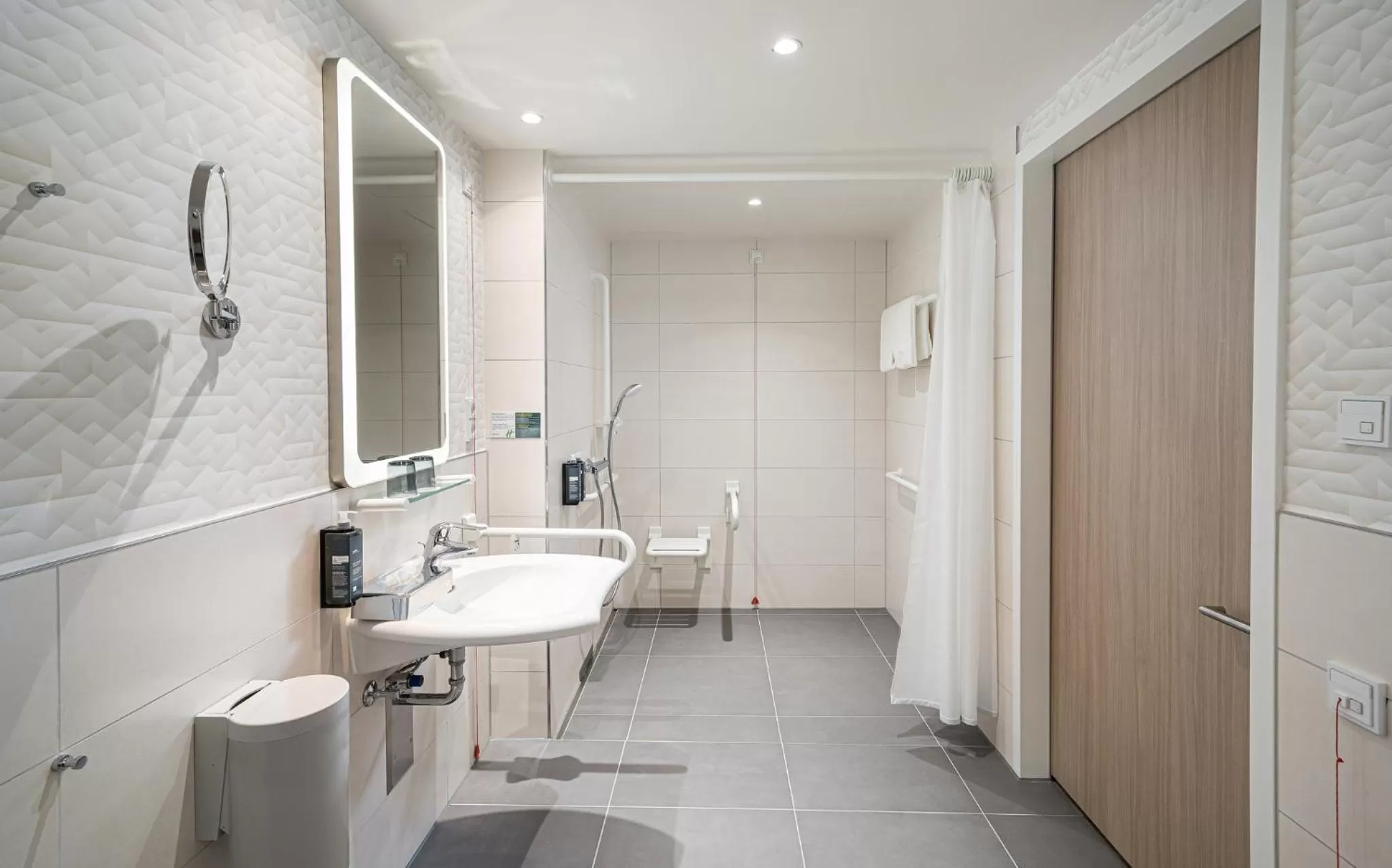 Bathroom in Holiday Inn - Mannheim City - Hauptbahnhof by IHG