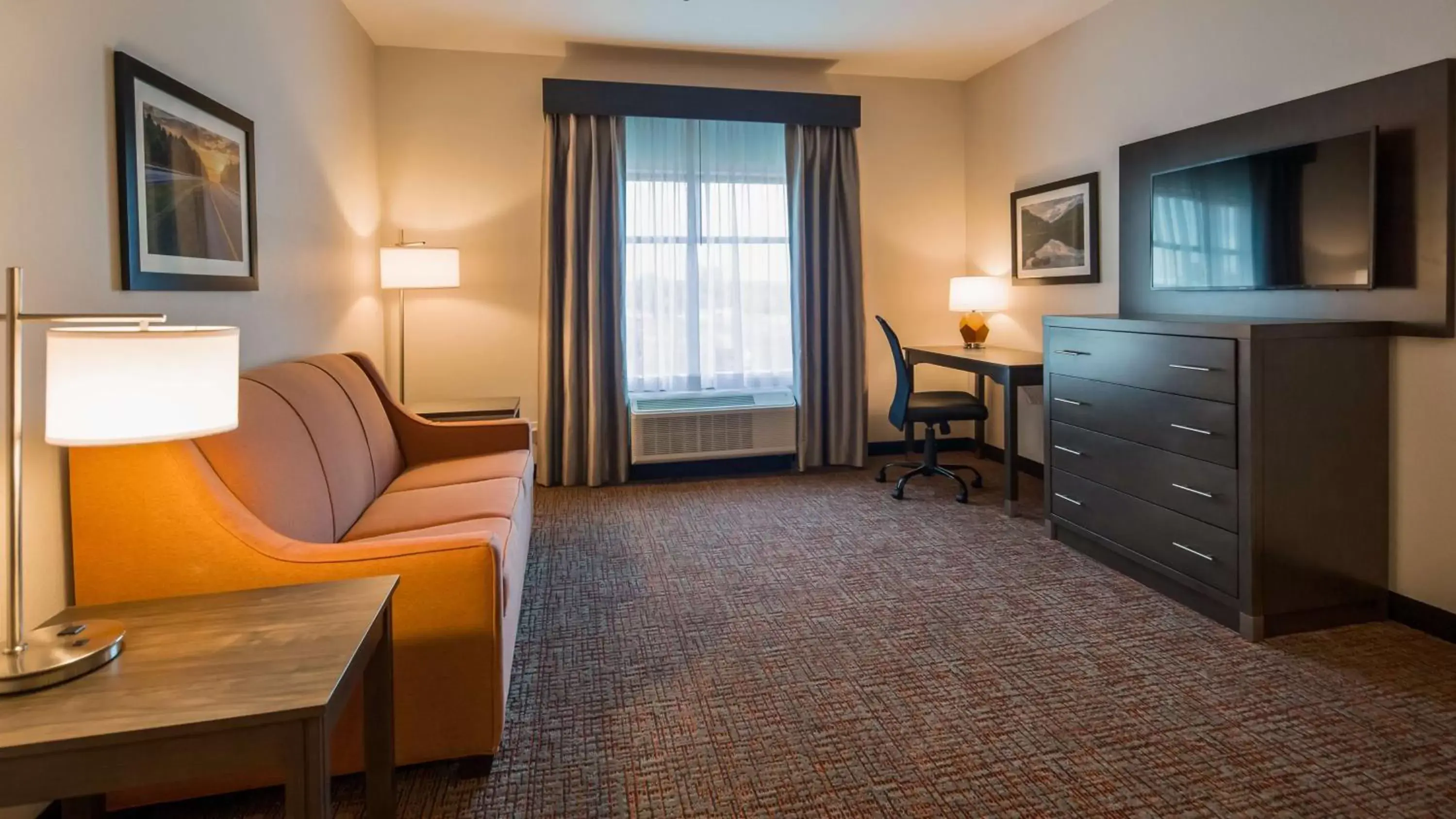 Photo of the whole room, Seating Area in Best Western Plus Elizabethtown Inn & Suites