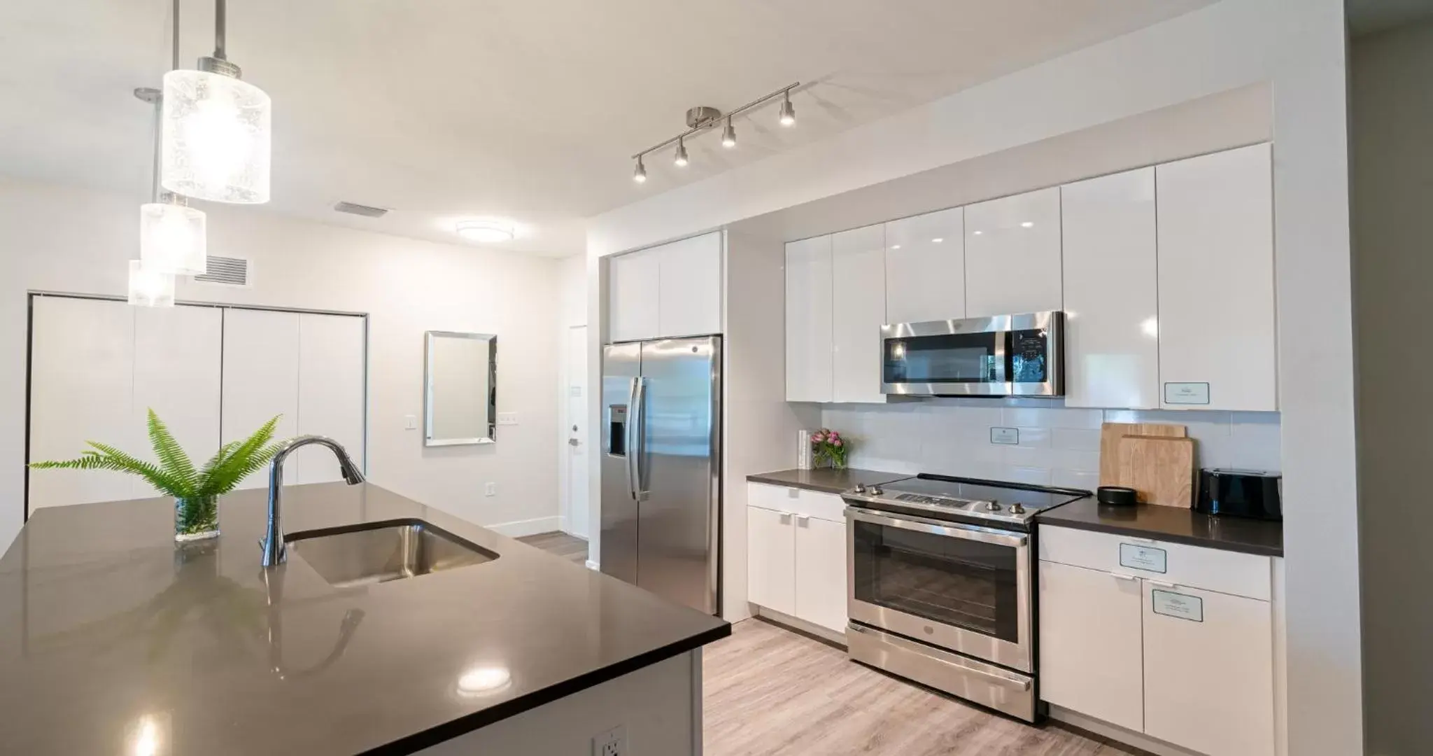 Kitchen or kitchenette, Kitchen/Kitchenette in Westshore Apartments by Barsala