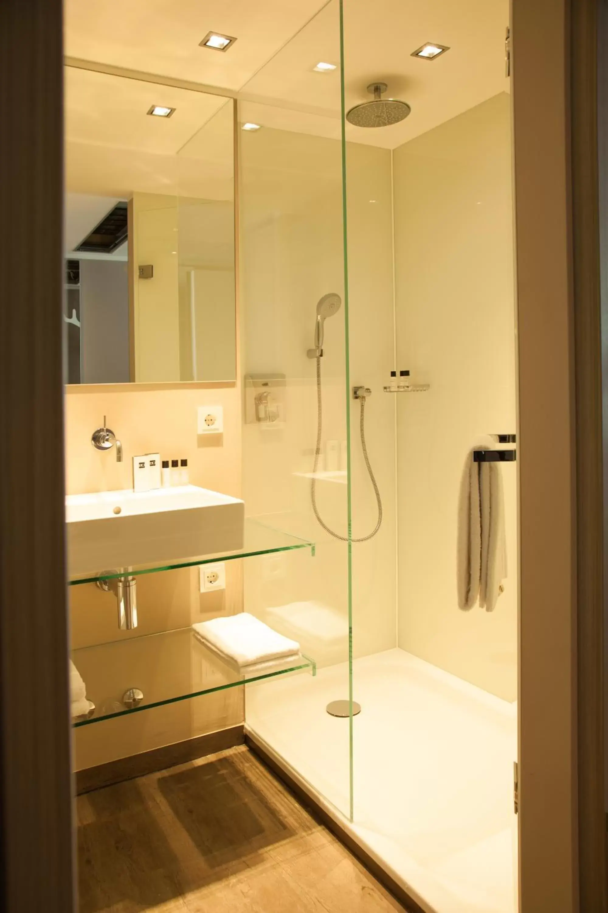 Photo of the whole room, Bathroom in relexa hotel München