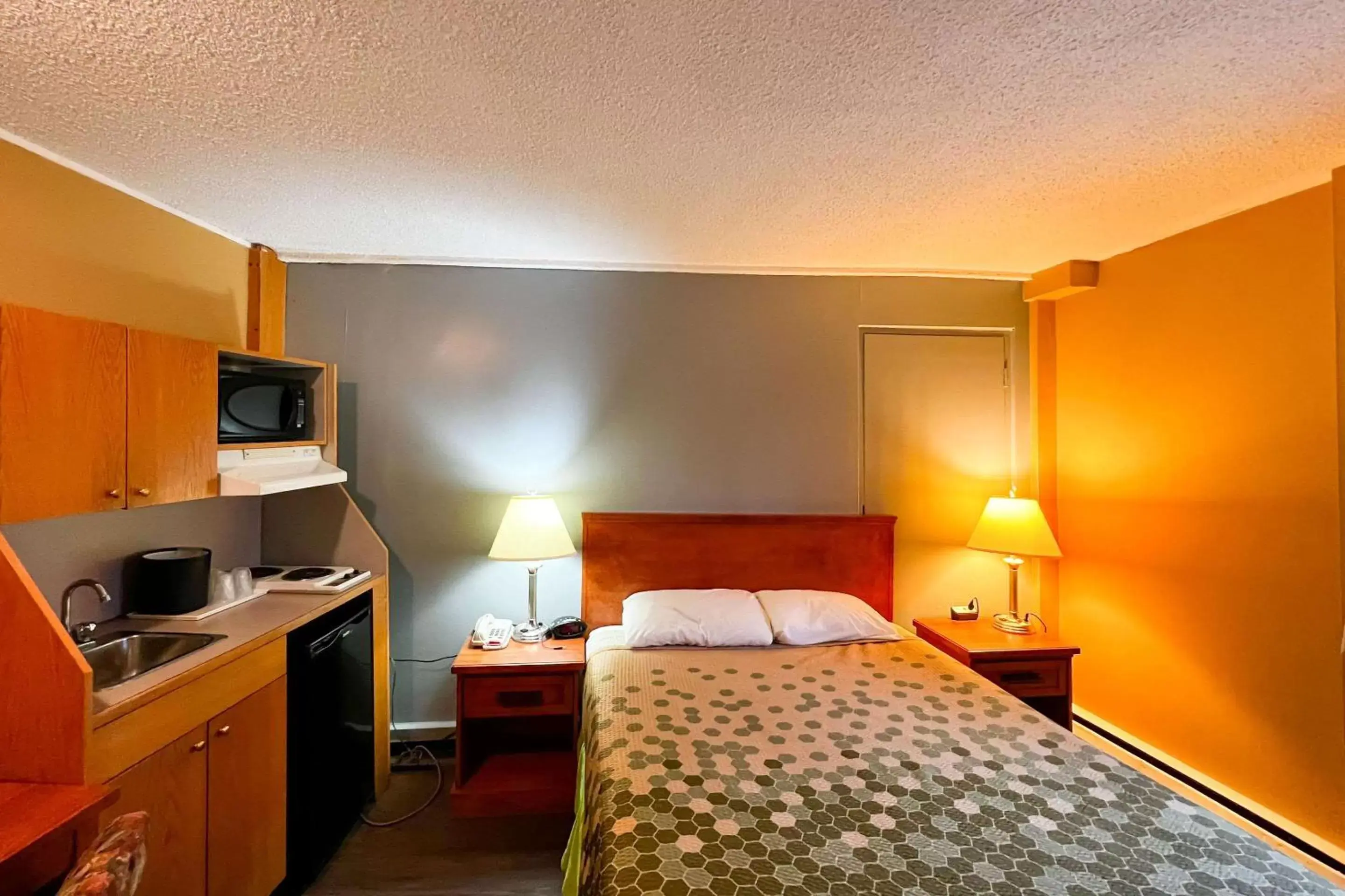 Bedroom, Bed in Econo Lodge Motel Village