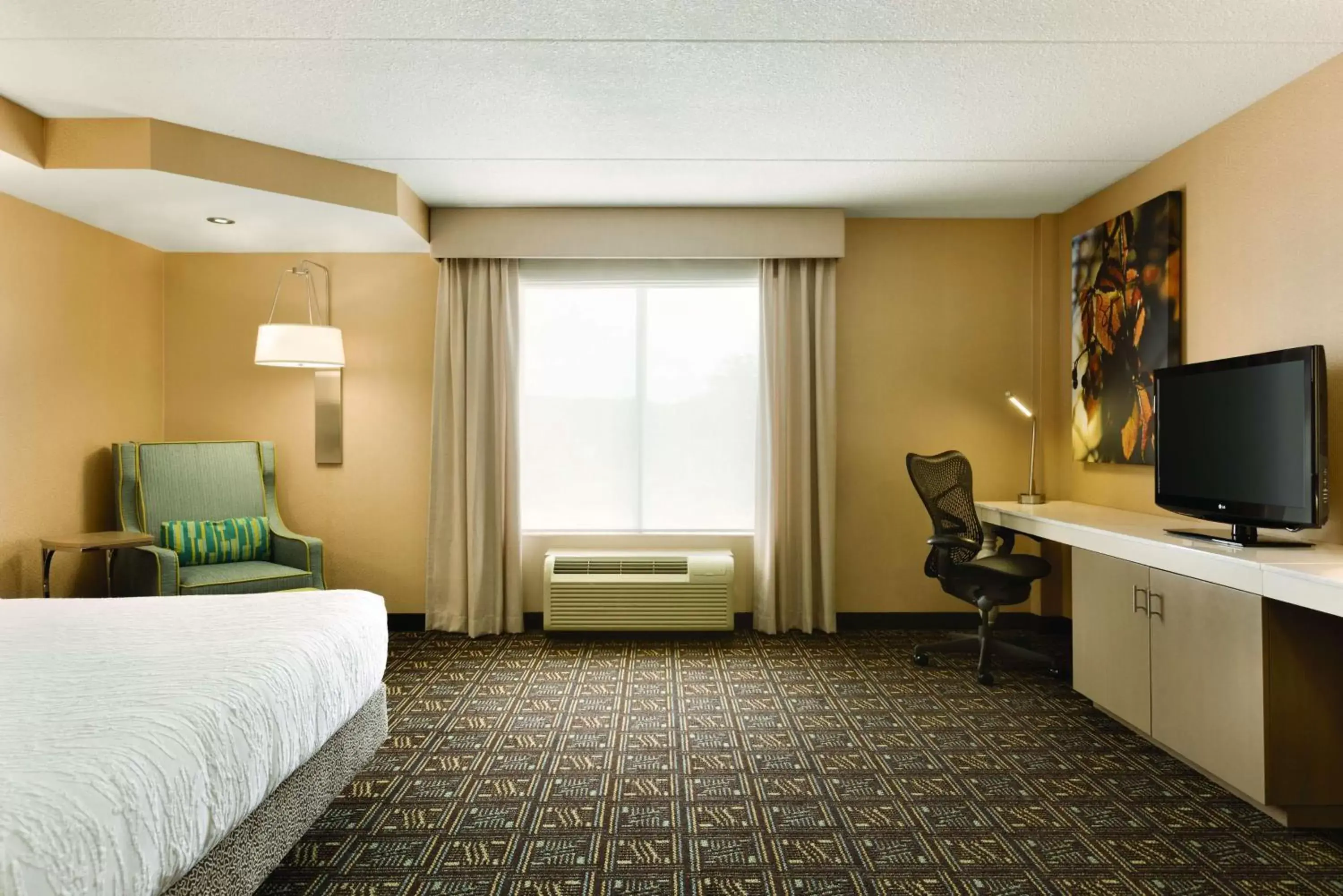 Bedroom, TV/Entertainment Center in Hilton Garden Inn Niagara-on-the-Lake