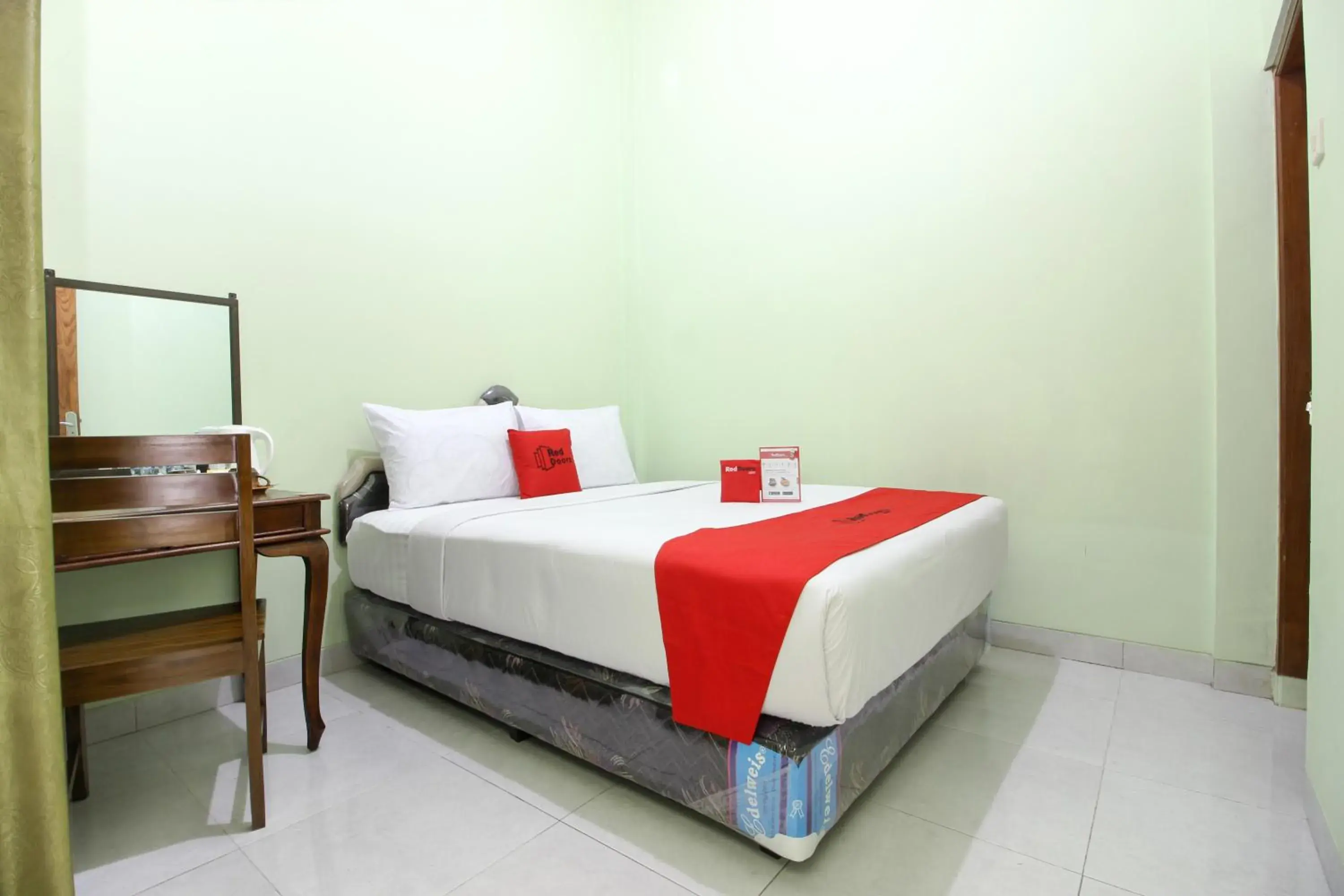 Bedroom, Bed in RedDoorz Plus near Taman Sari