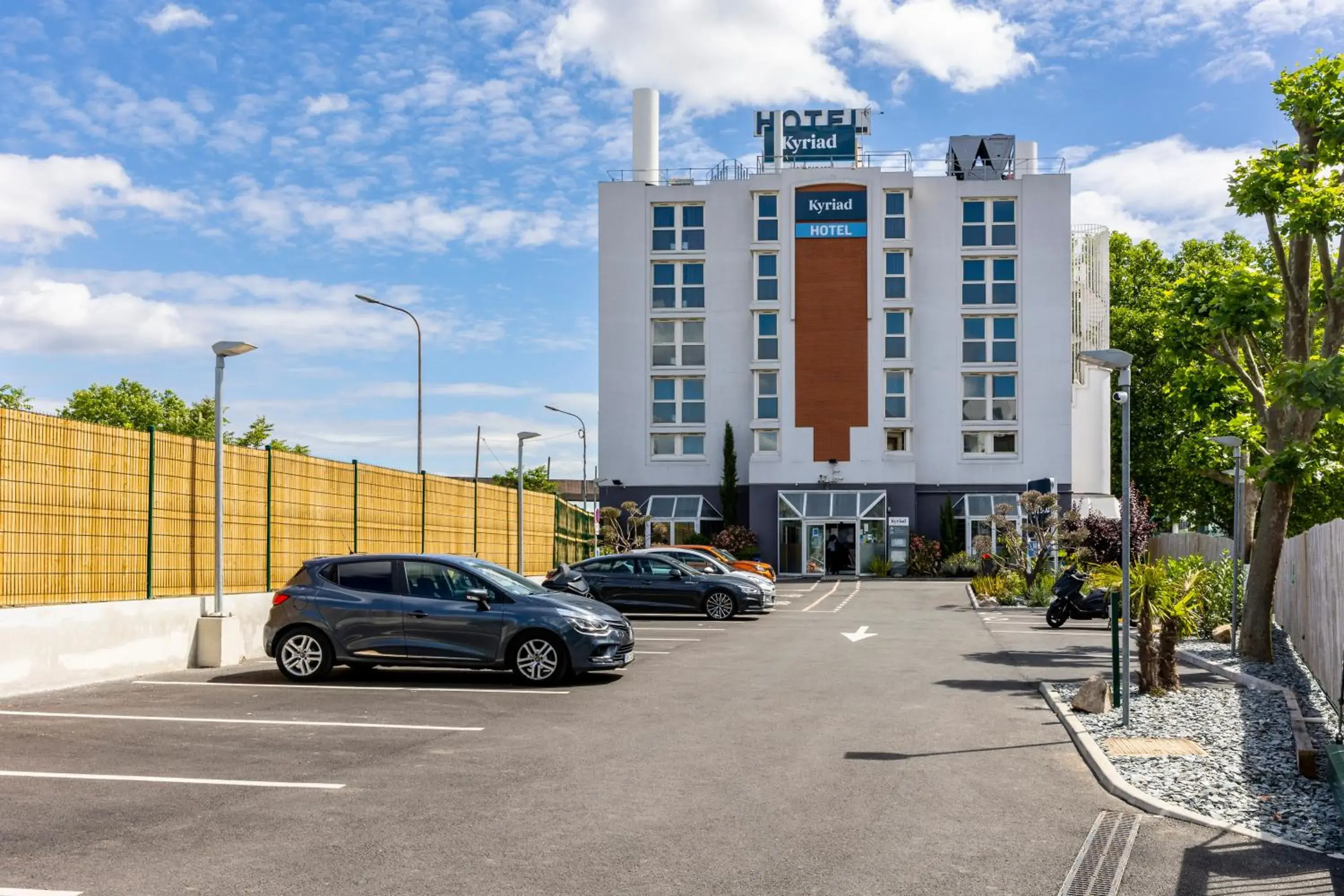 Parking, Property Building in Kyriad Paris Ouest - Colombes