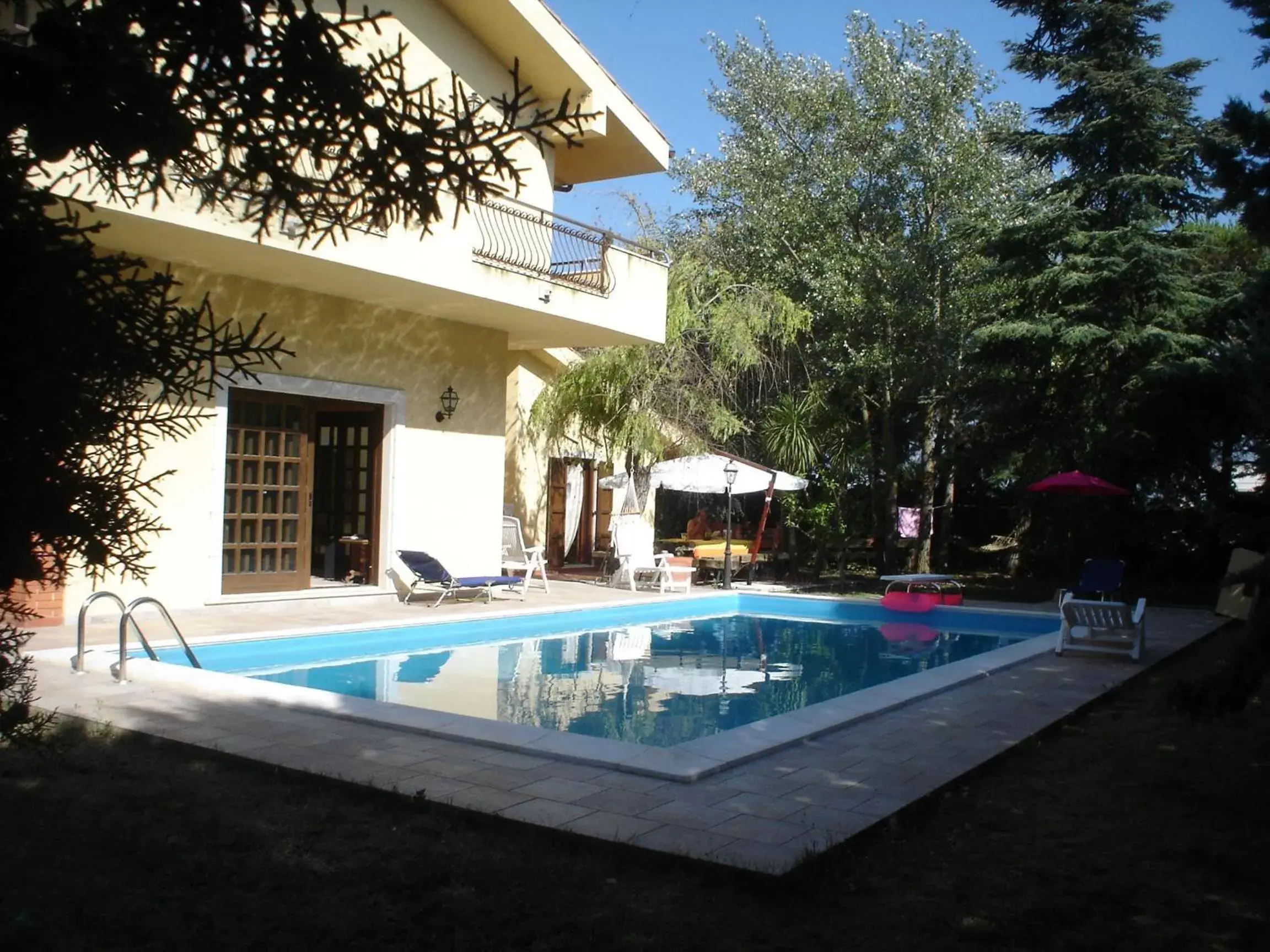 Swimming pool, Property Building in B&B Rollo Garden