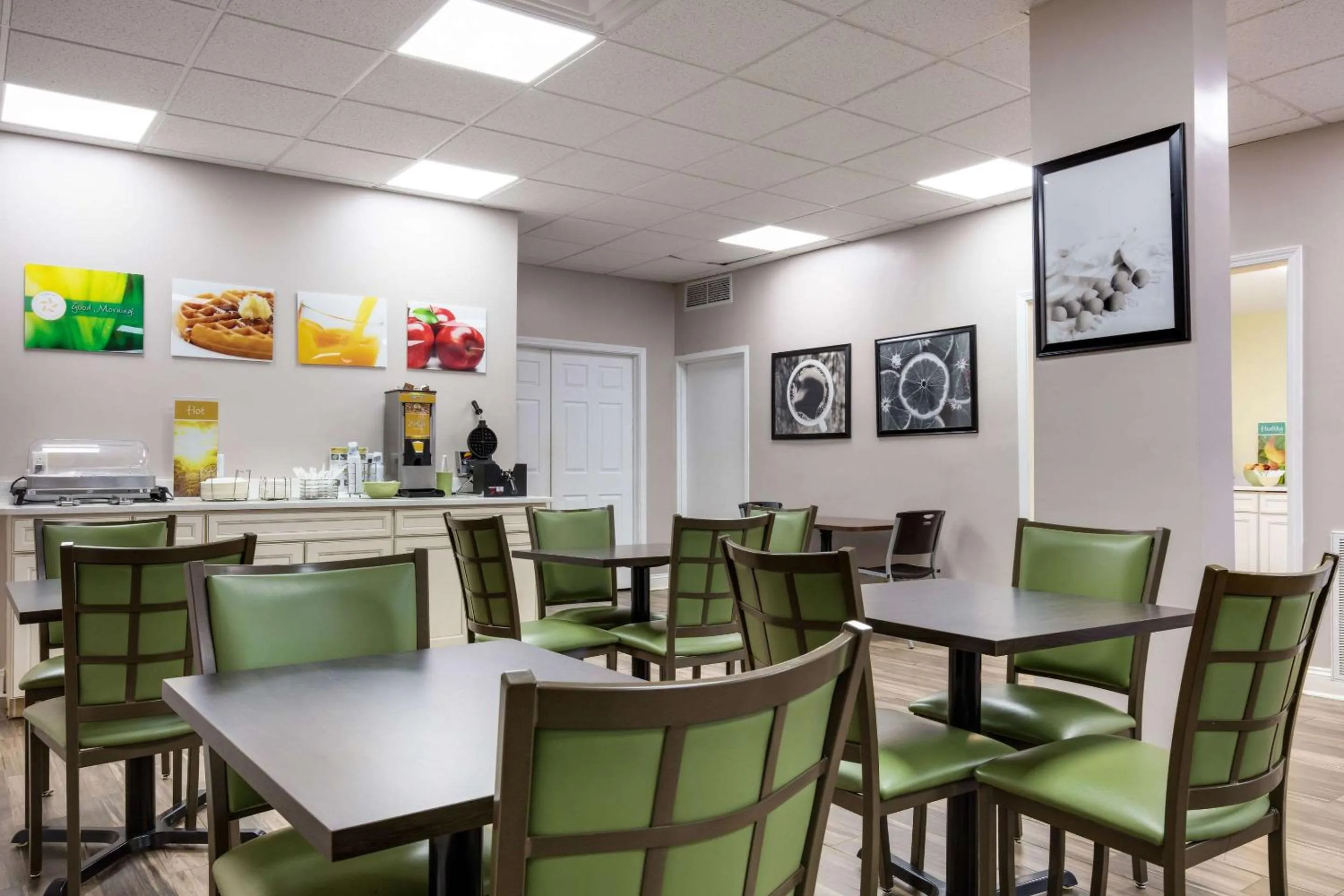 Restaurant/places to eat in Quality Inn