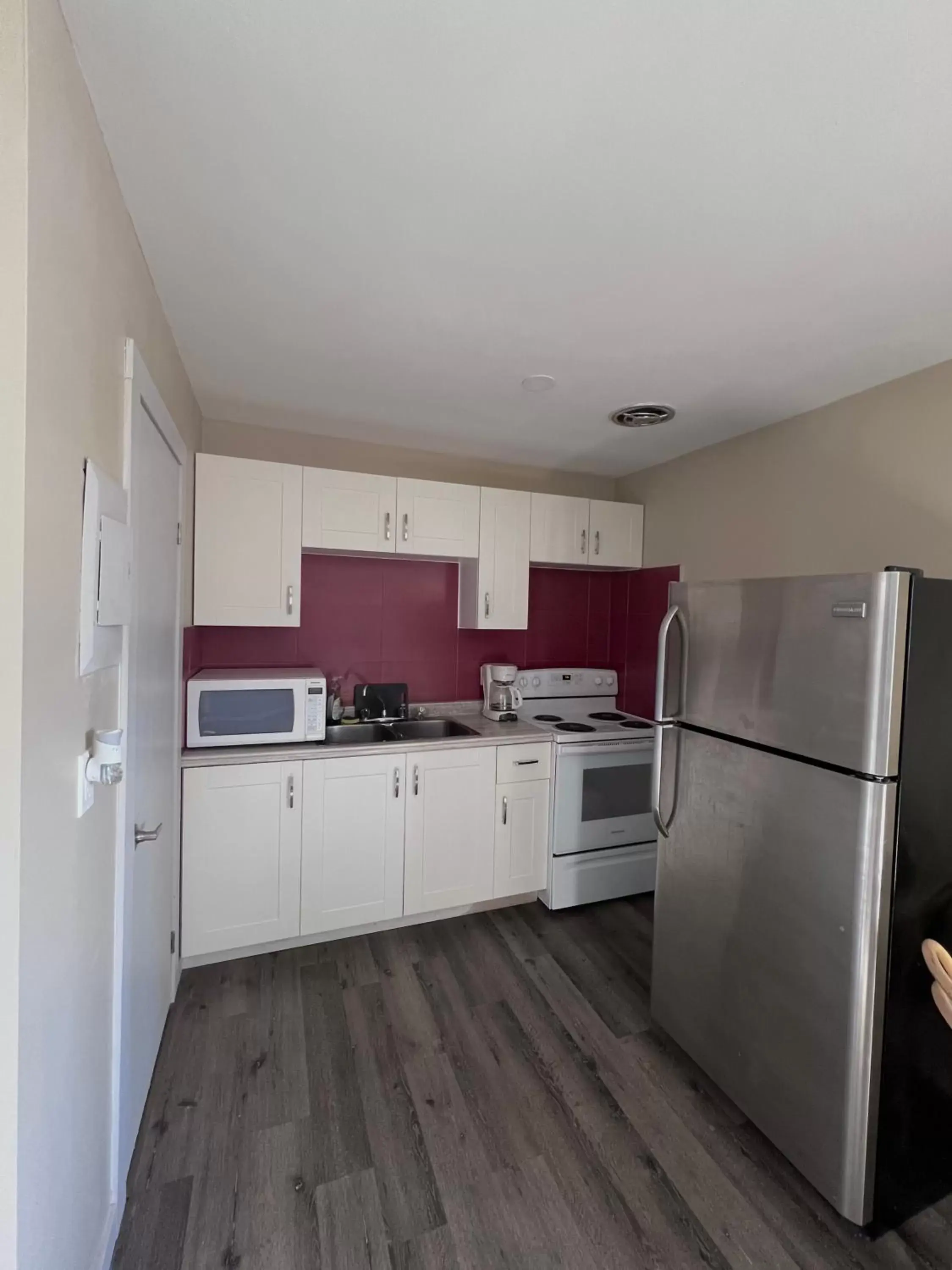 Kitchen/Kitchenette in HWY 17 Hotel