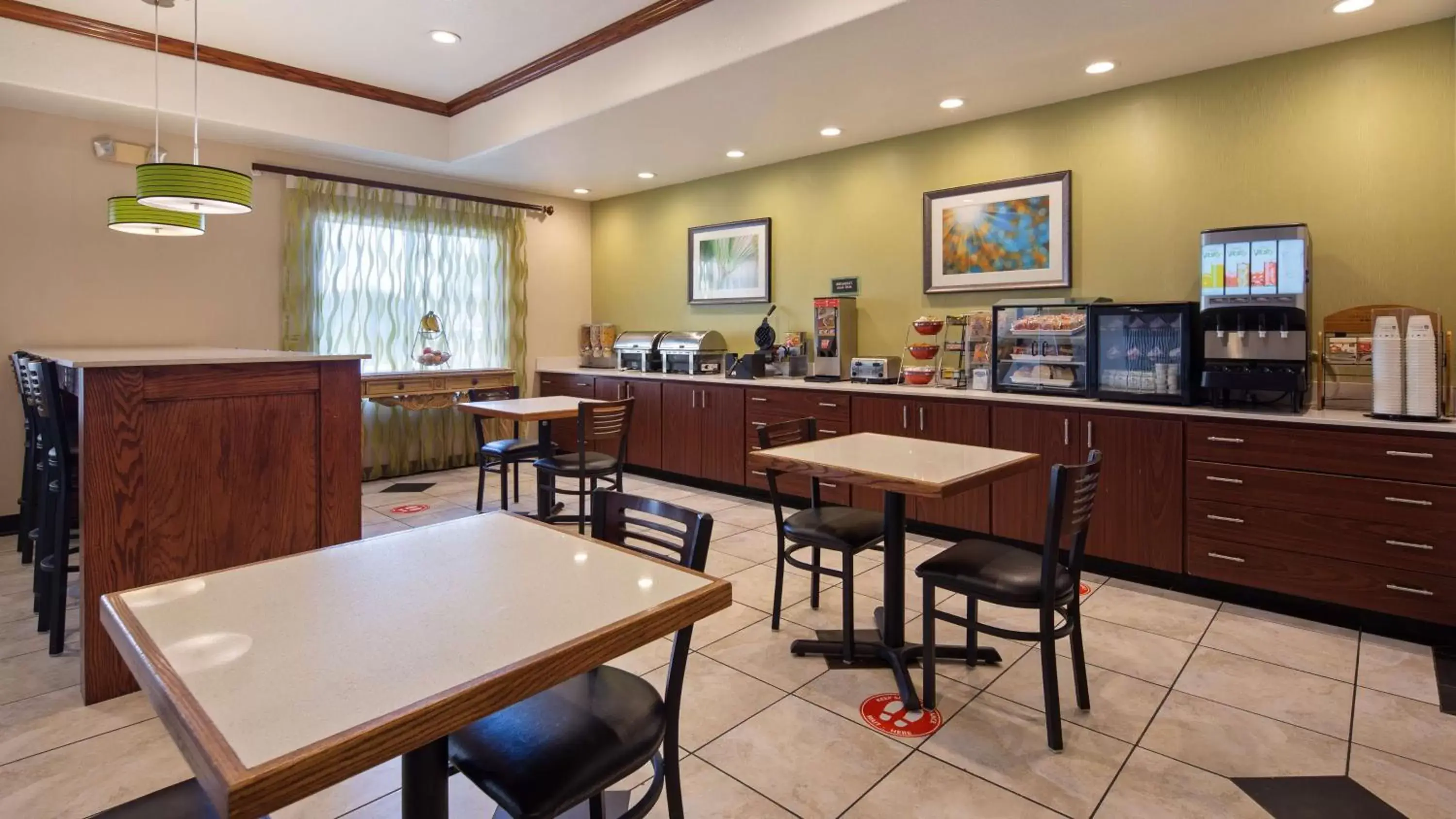 Breakfast, Restaurant/Places to Eat in Best Western Palace Inn & Suites