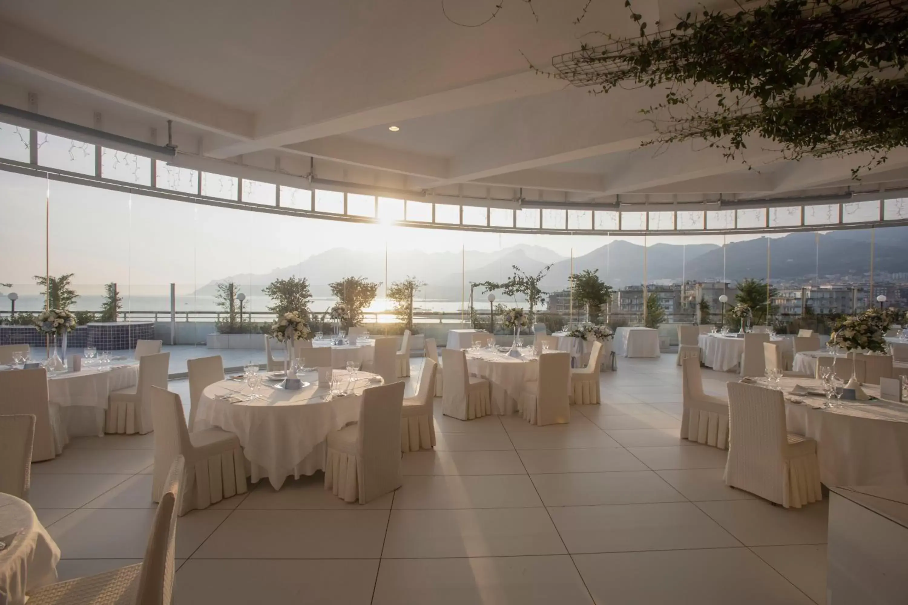 Restaurant/Places to Eat in Grand Hotel Salerno