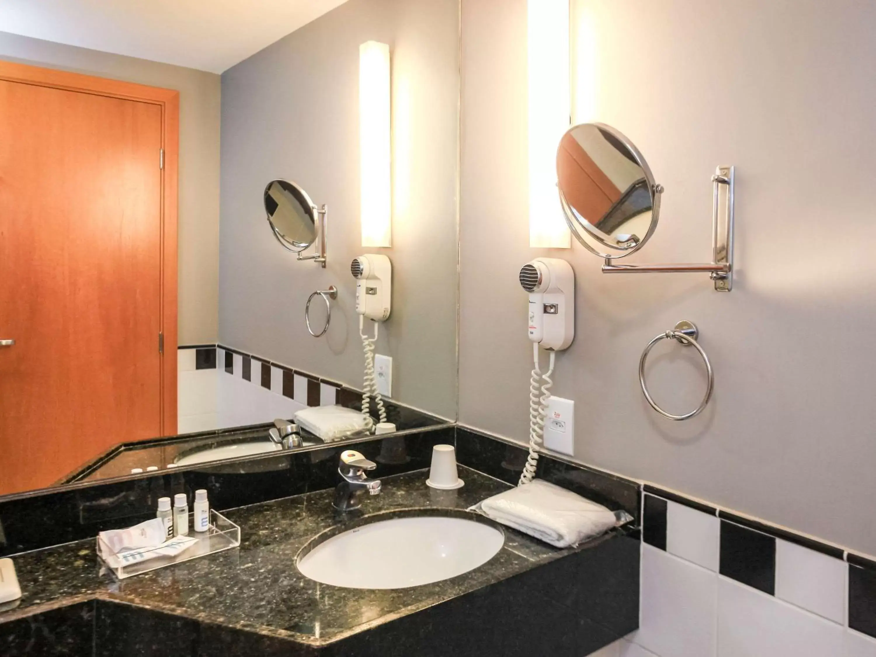 Photo of the whole room, Bathroom in Mercure Sao Jose dos Campos