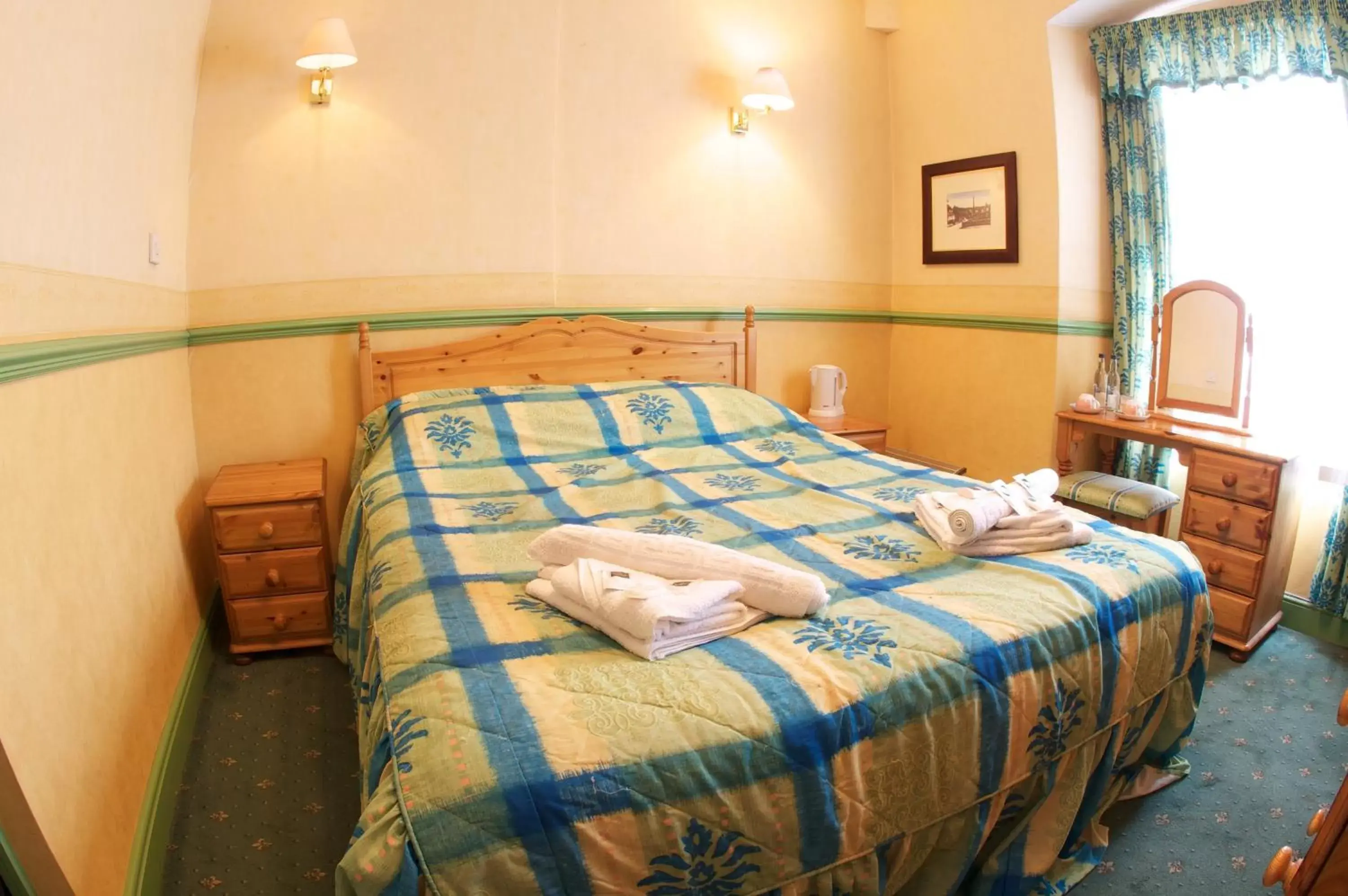 Bedroom, Bed in Radstock Hotel near Bath