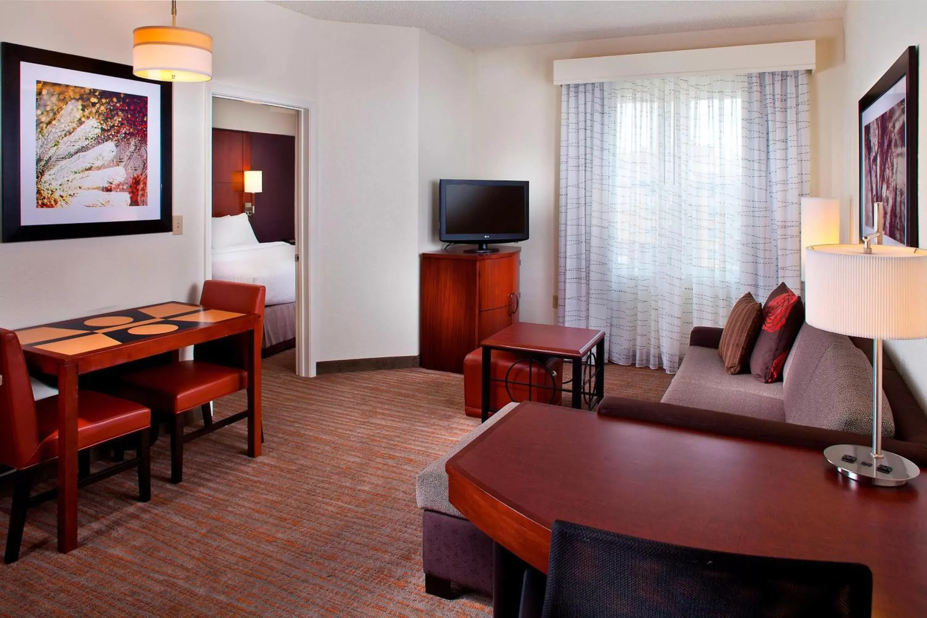 Living room, TV/Entertainment Center in Residence Inn by Marriott Tallahassee Universities at the Capitol