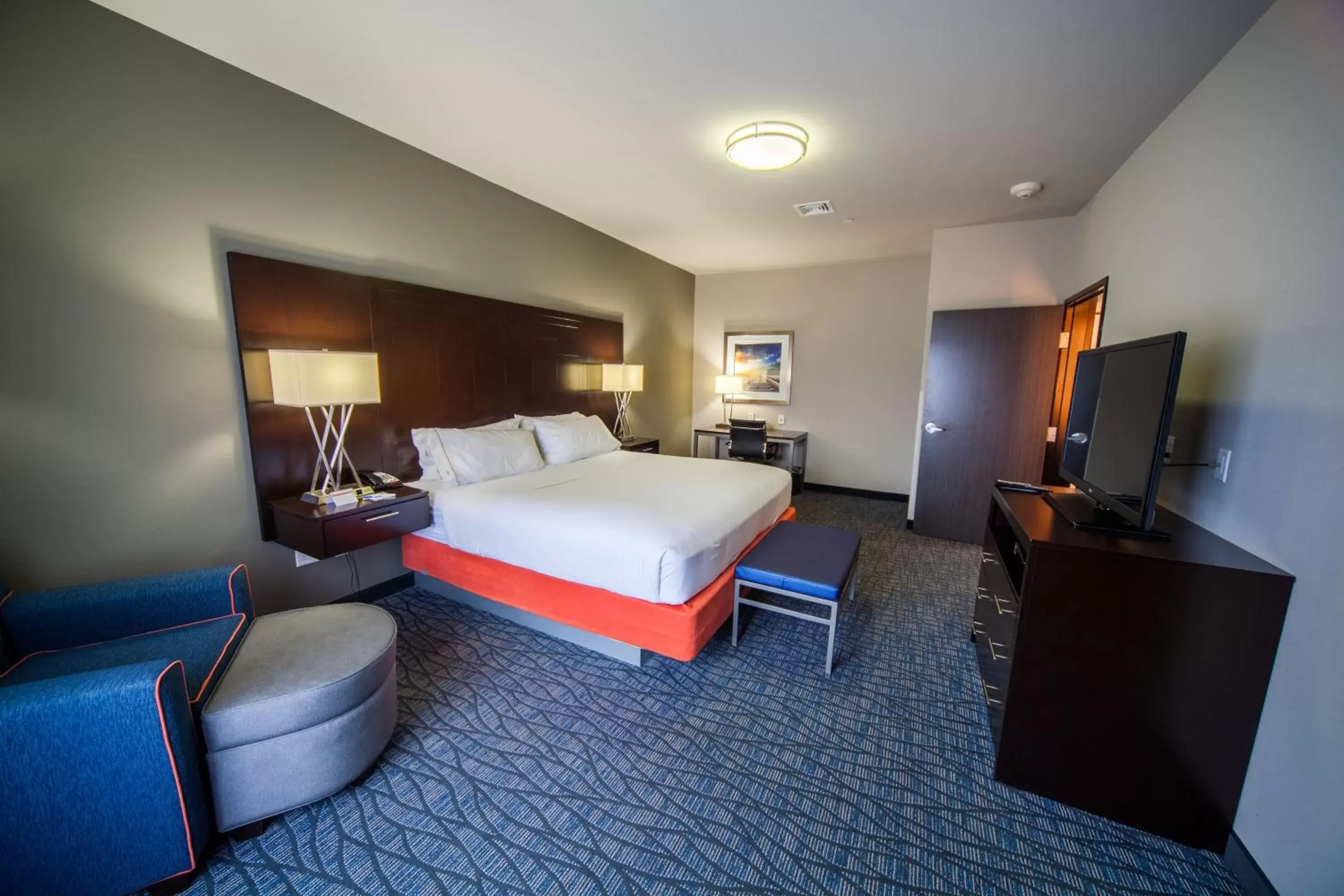 Bedroom in Holiday inn Express & Suites Oklahoma City Southeast, an IHG Hotel