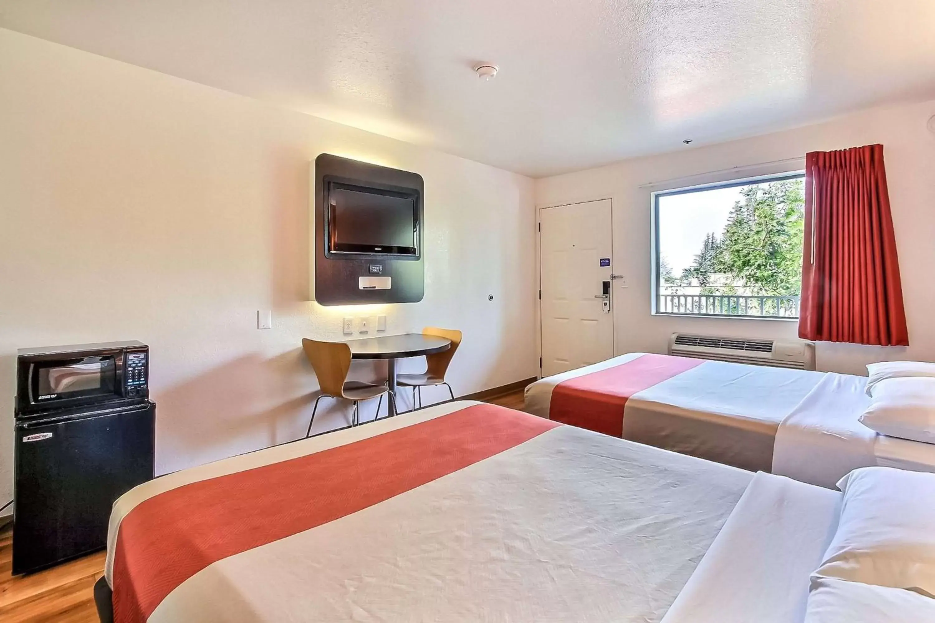 TV and multimedia, Room Photo in Motel 6-Sunnyvale, CA - North