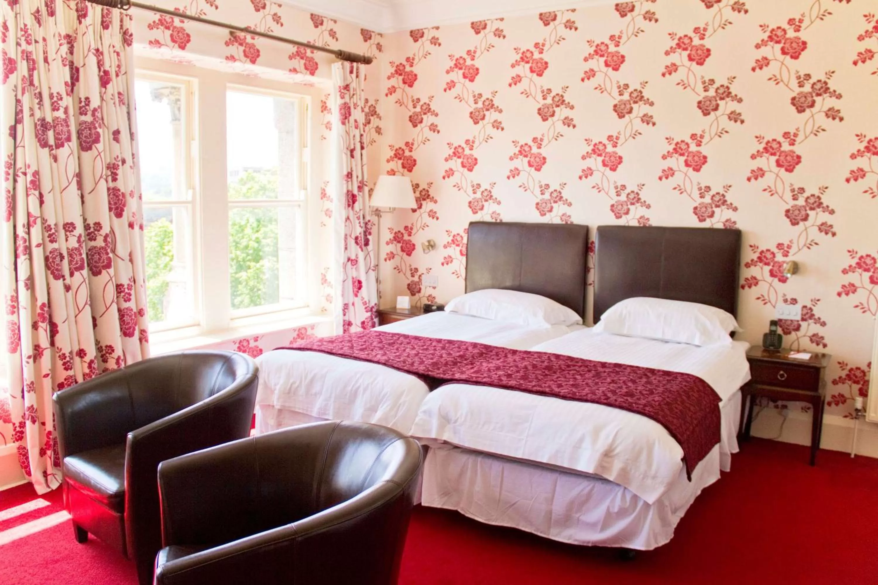 Photo of the whole room, Bed in Duke Of Cornwall Hotel