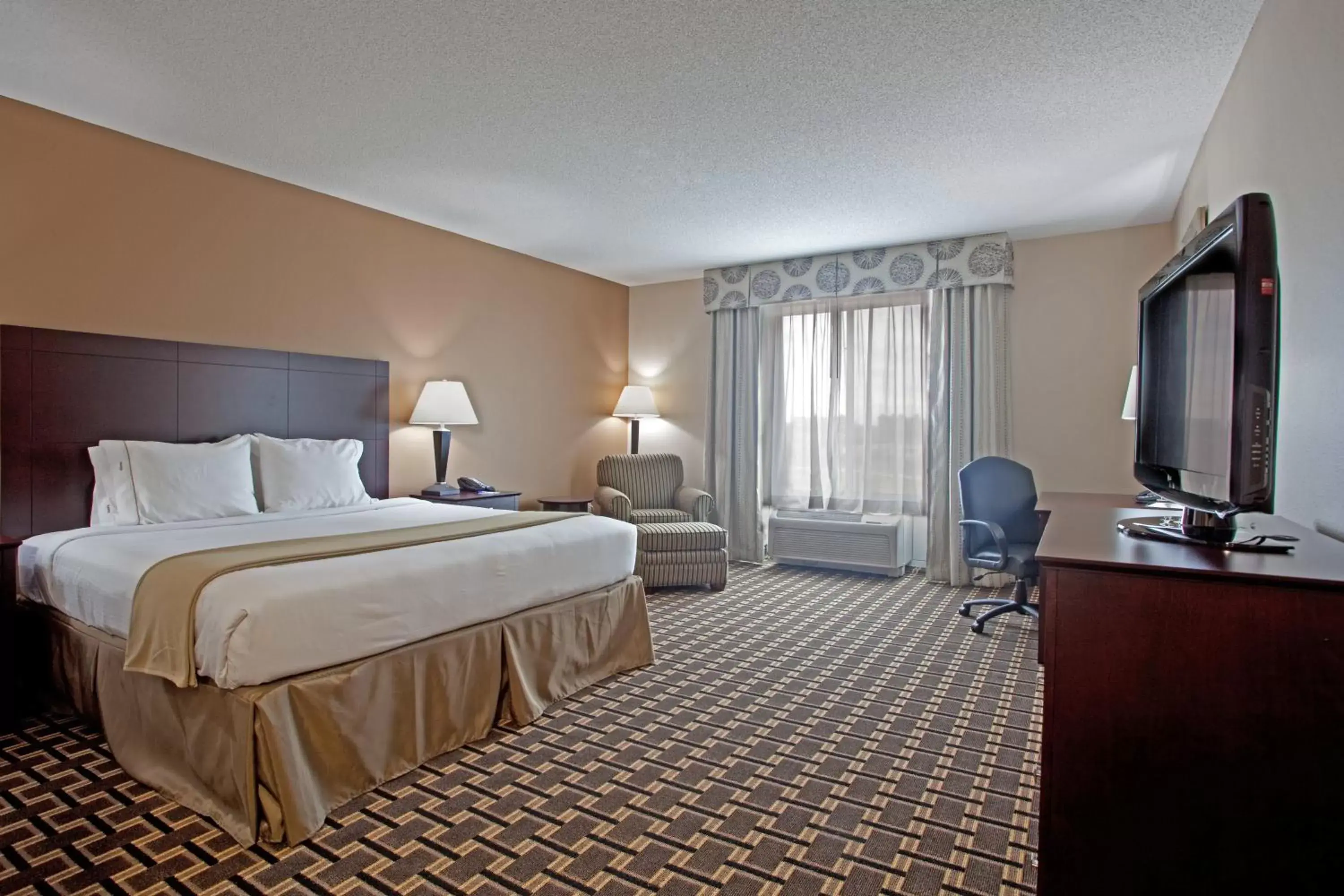 Photo of the whole room, TV/Entertainment Center in Holiday Inn Express Pembroke, an IHG Hotel