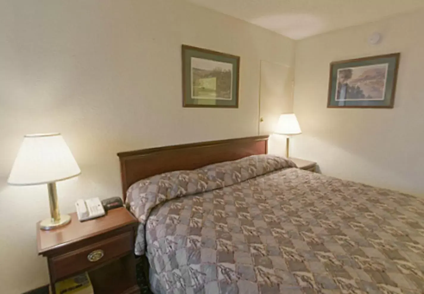 Bed in Americas Best Value Inn Fort Worth/Hurst