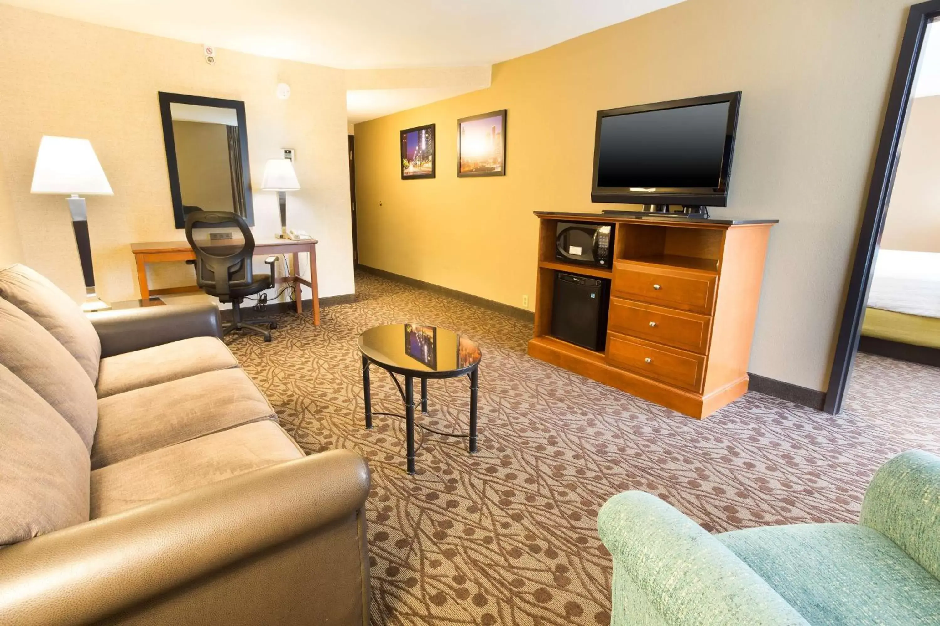 Photo of the whole room, Seating Area in Drury Inn & Suites Atlanta Airport