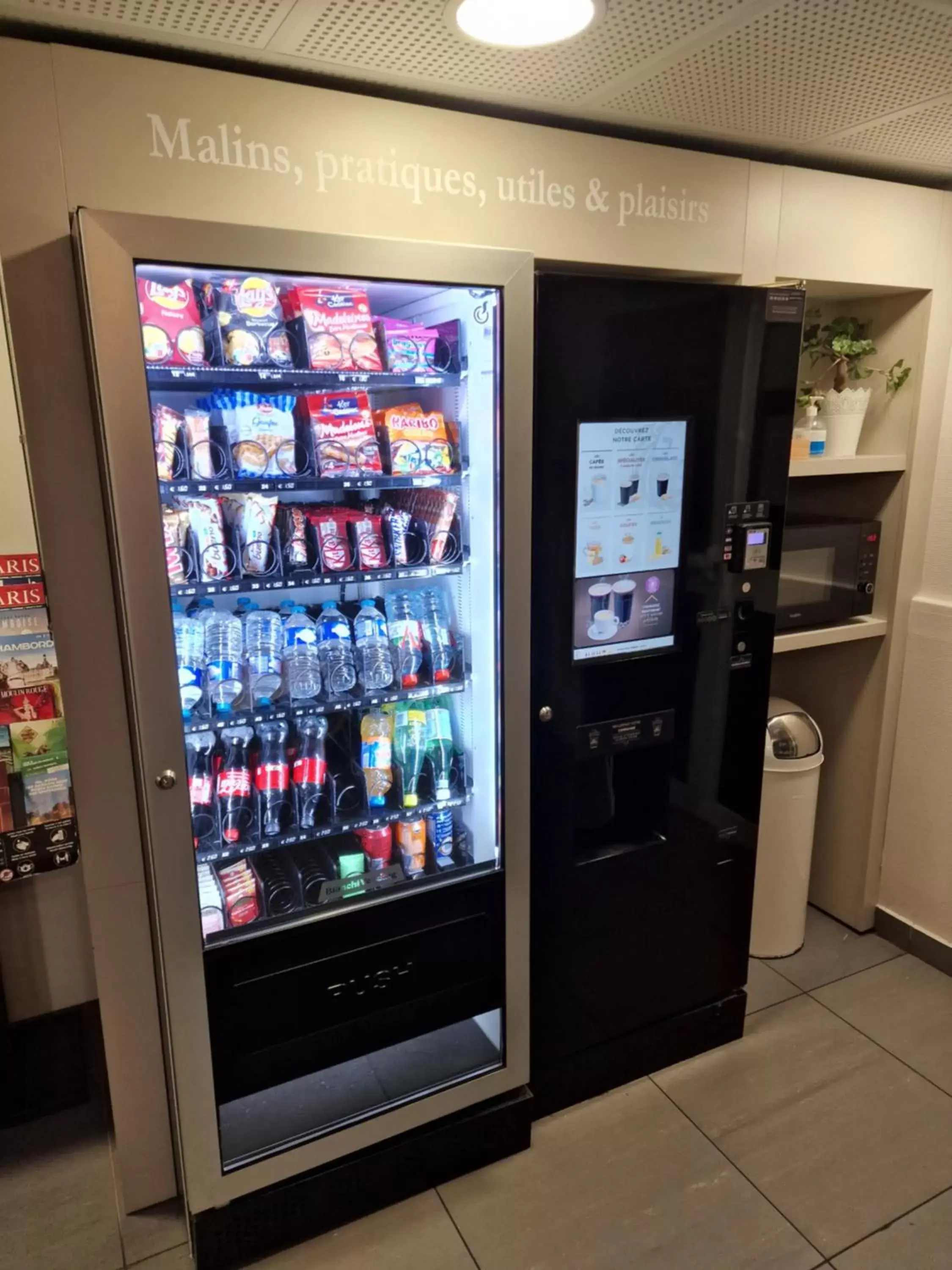 vending machine, Supermarket/Shops in B&B HOTEL Corbeil-Essonnes