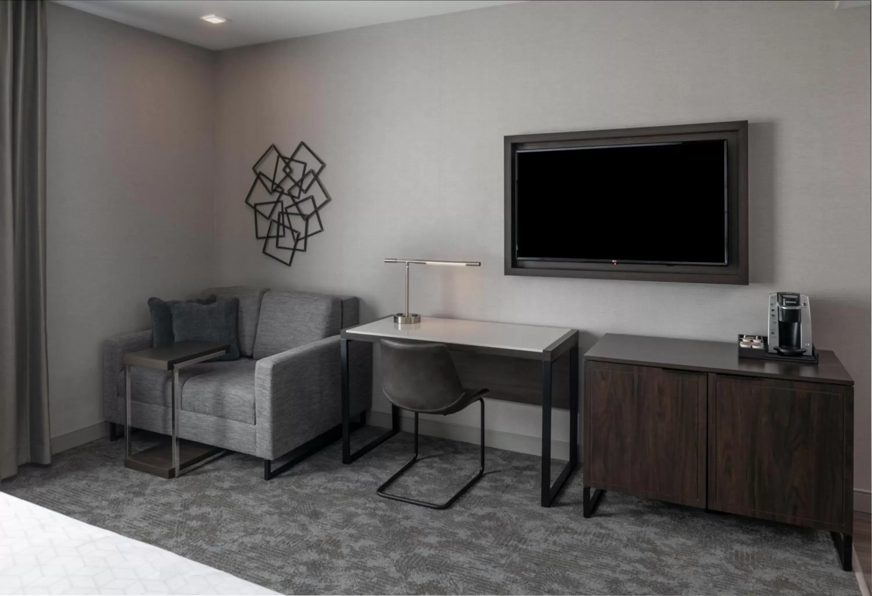 Photo of the whole room, TV/Entertainment Center in Holiday Inn Express - Boston Logan Airport - Revere, an IHG Hotel