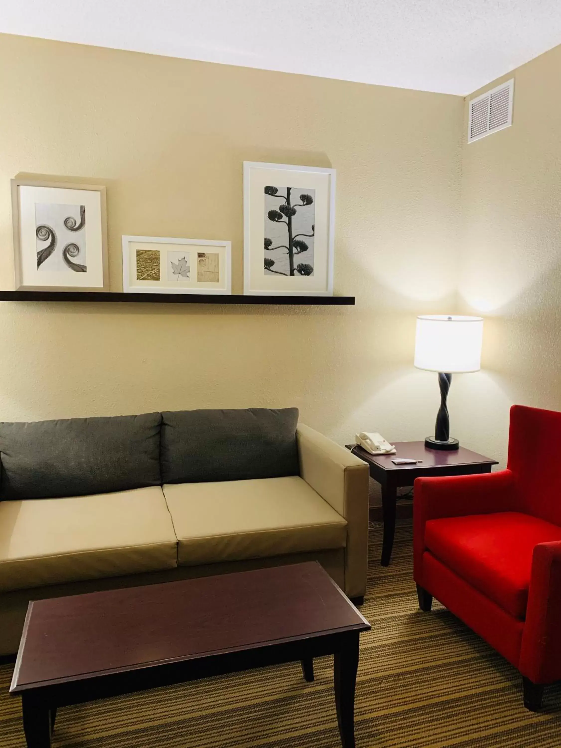 Living room, Seating Area in Country Inn & Suites by Radisson, Ithaca, NY