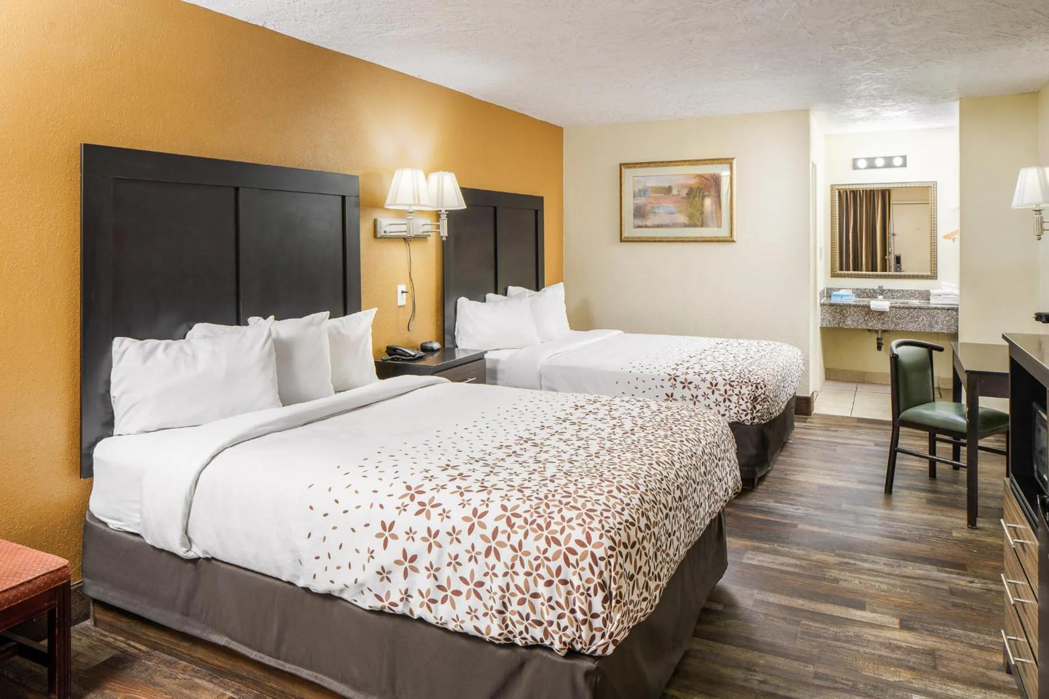 Photo of the whole room, Bed in Americana Inn a Travelodge by Wyndham