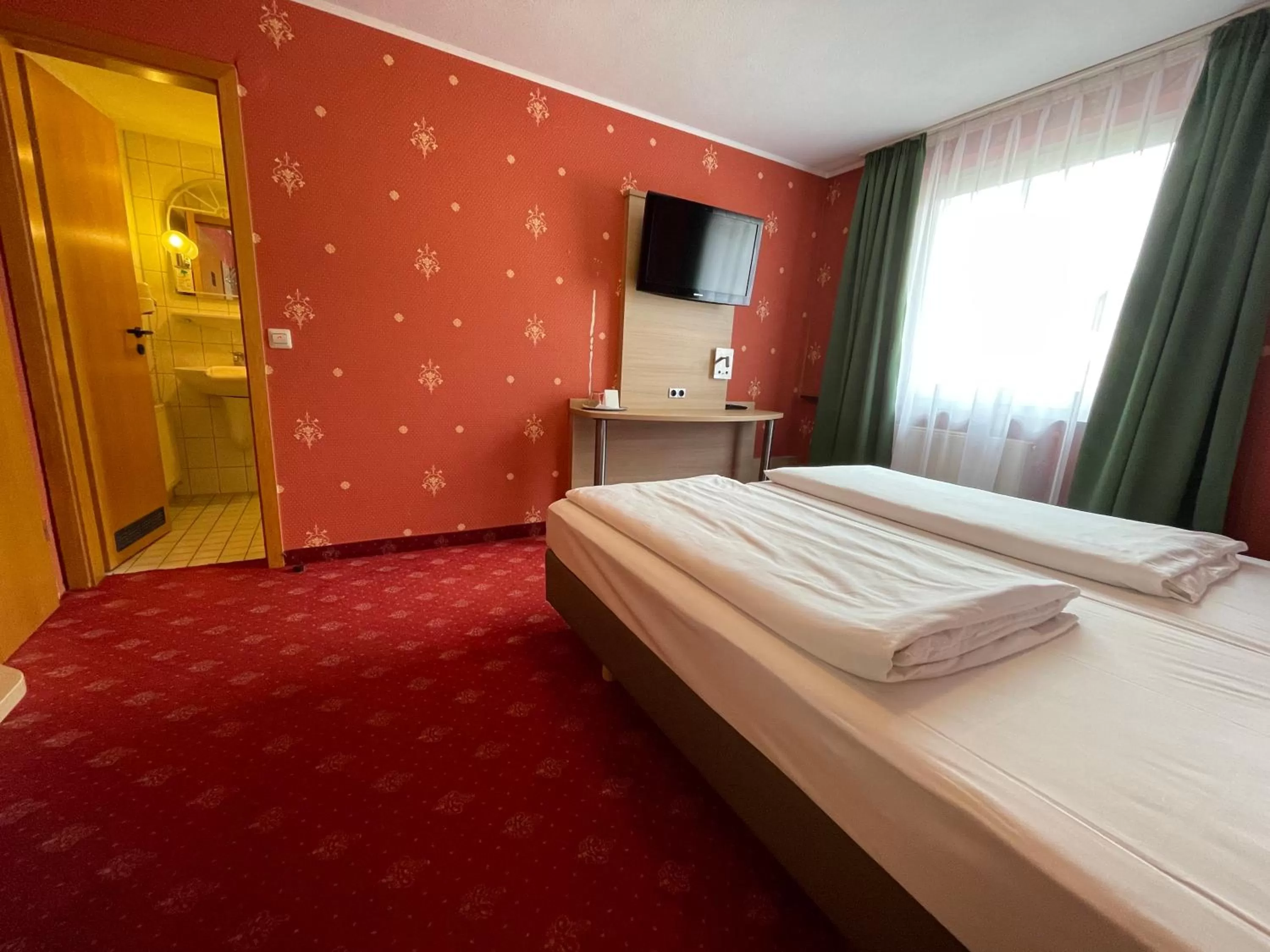 TV and multimedia, Bed in Hafner Hotel- Apartment