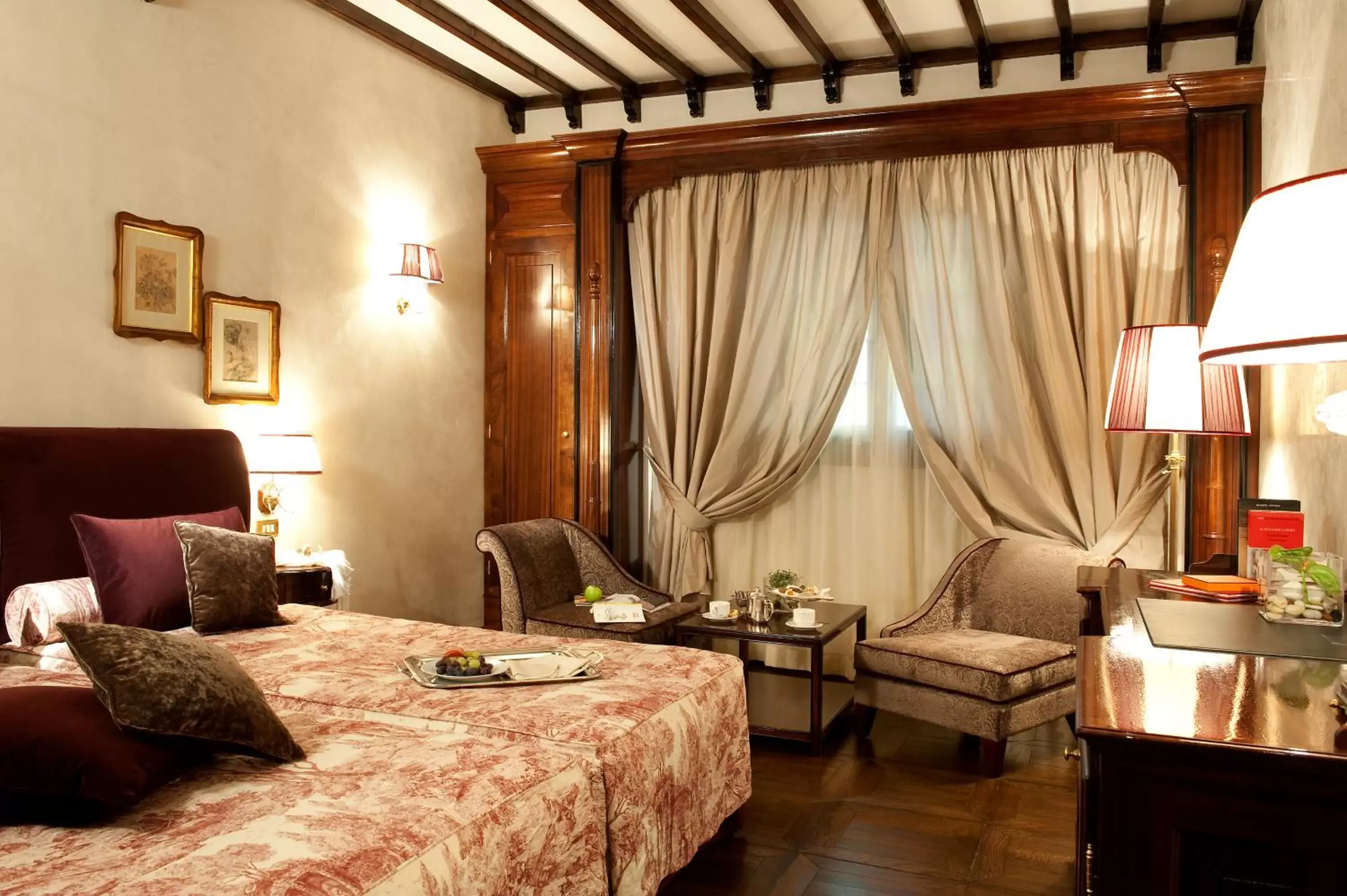 Photo of the whole room in Grand Hotel Baglioni