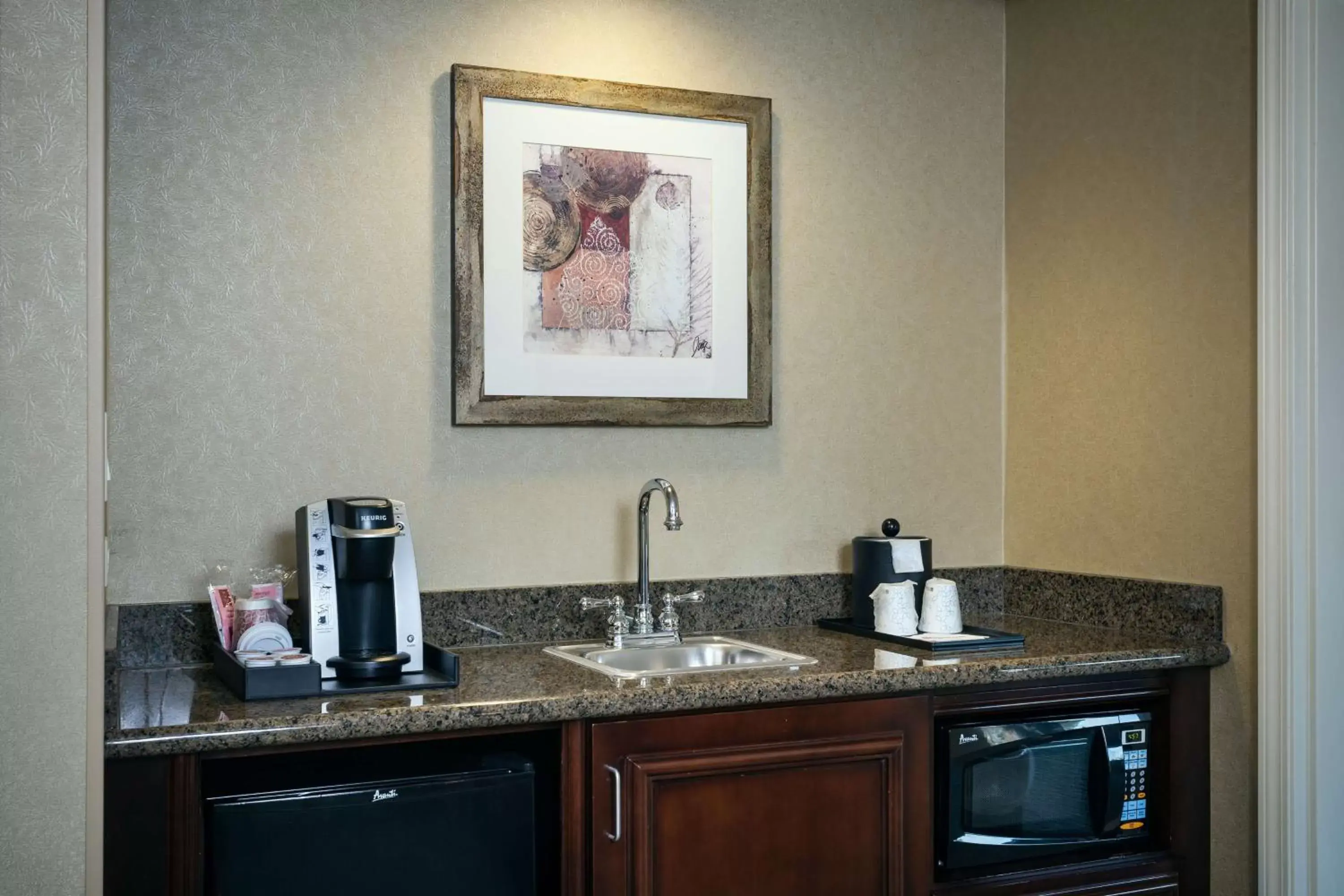 Kitchen or kitchenette, Bathroom in Hilton Garden Inn Seattle/Issaquah