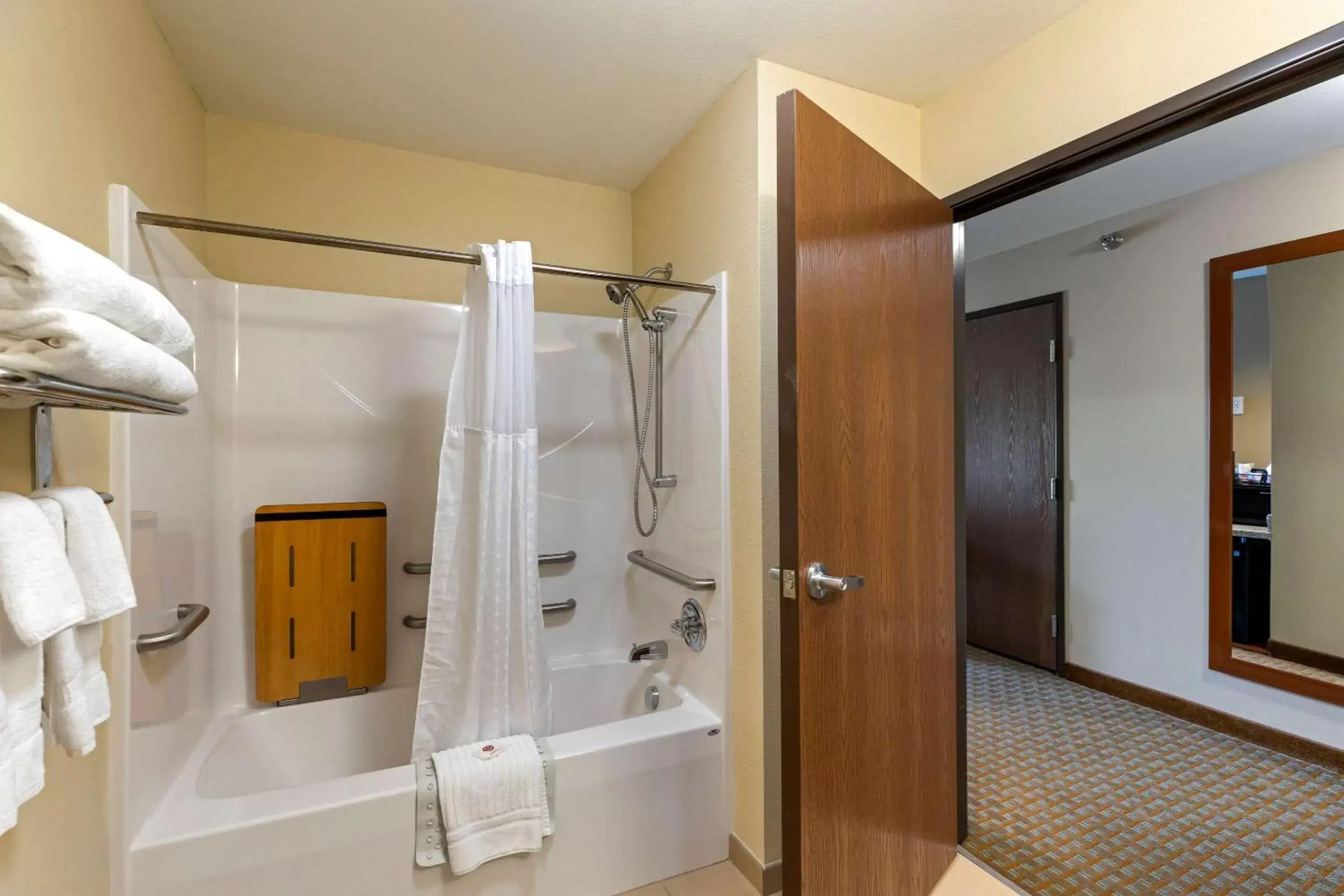 Photo of the whole room, Bathroom in Comfort Inn & Suites Marion I-57