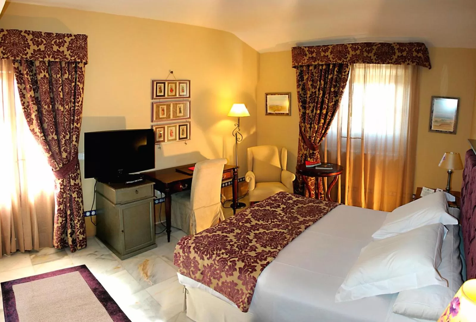 Photo of the whole room, Bed in Hotel Alcázar de la Reina