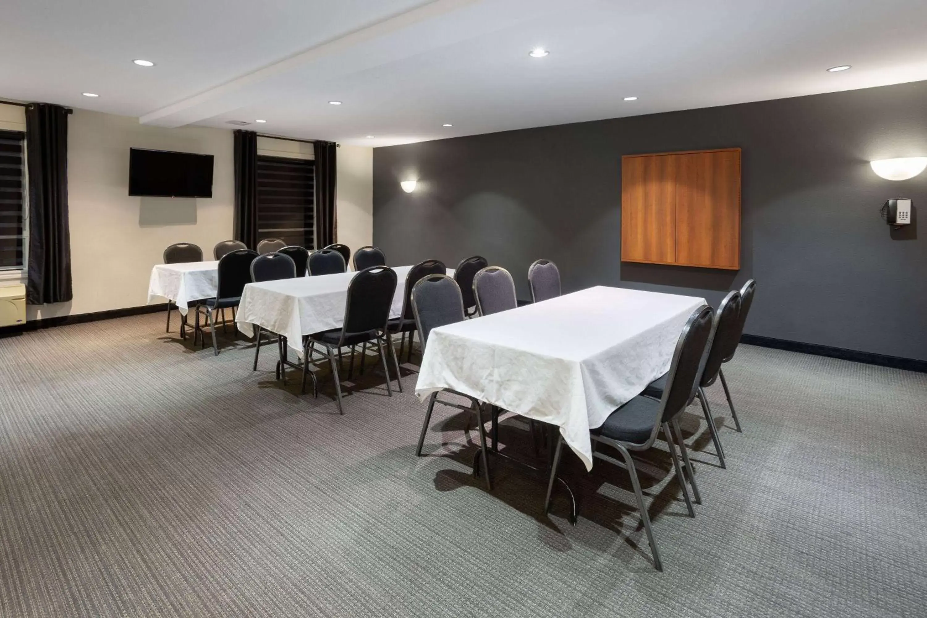 Meeting/conference room in Super 8 by Wyndham Quebec City