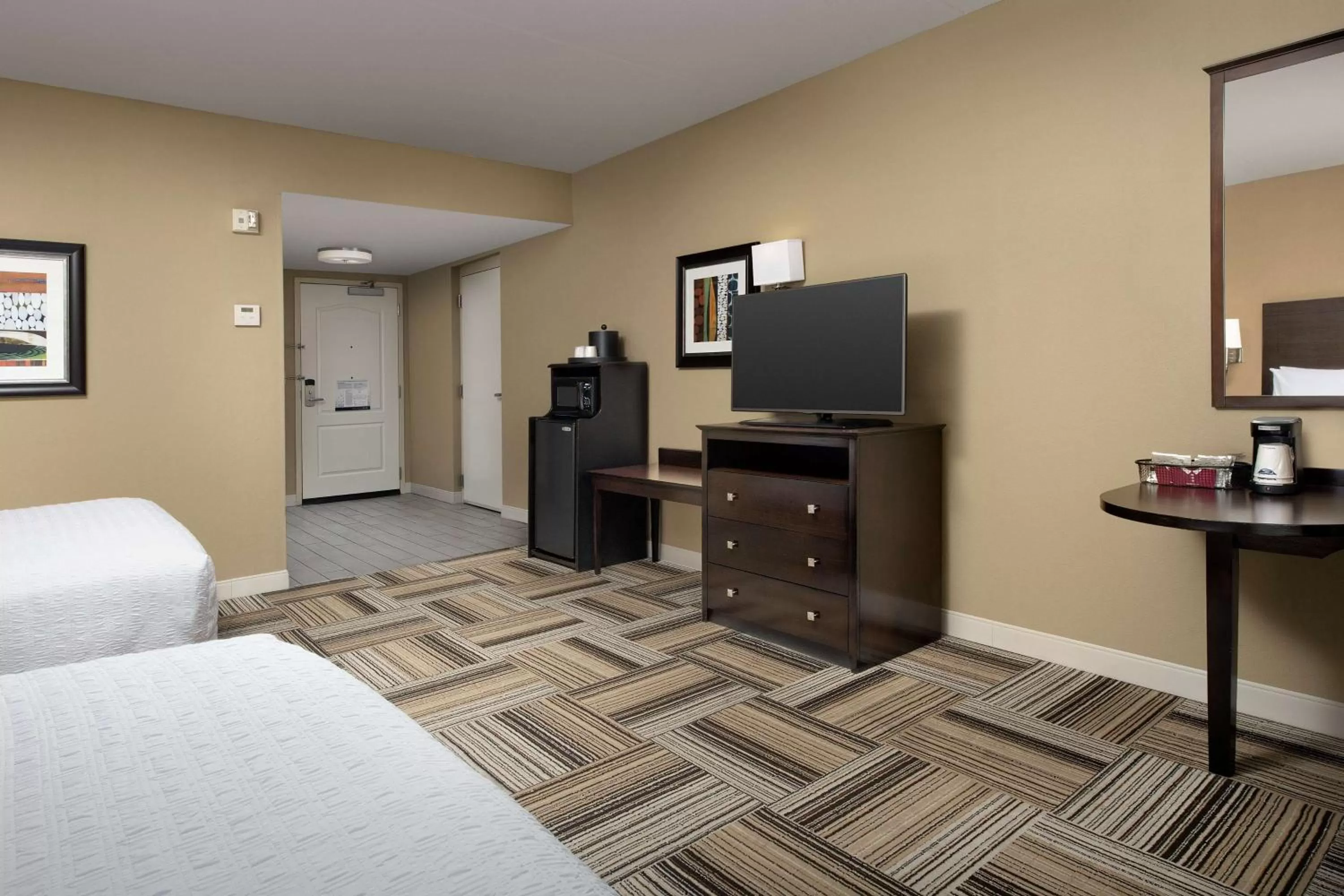 Bedroom, Bed in Hampton Inn Knoxville-East