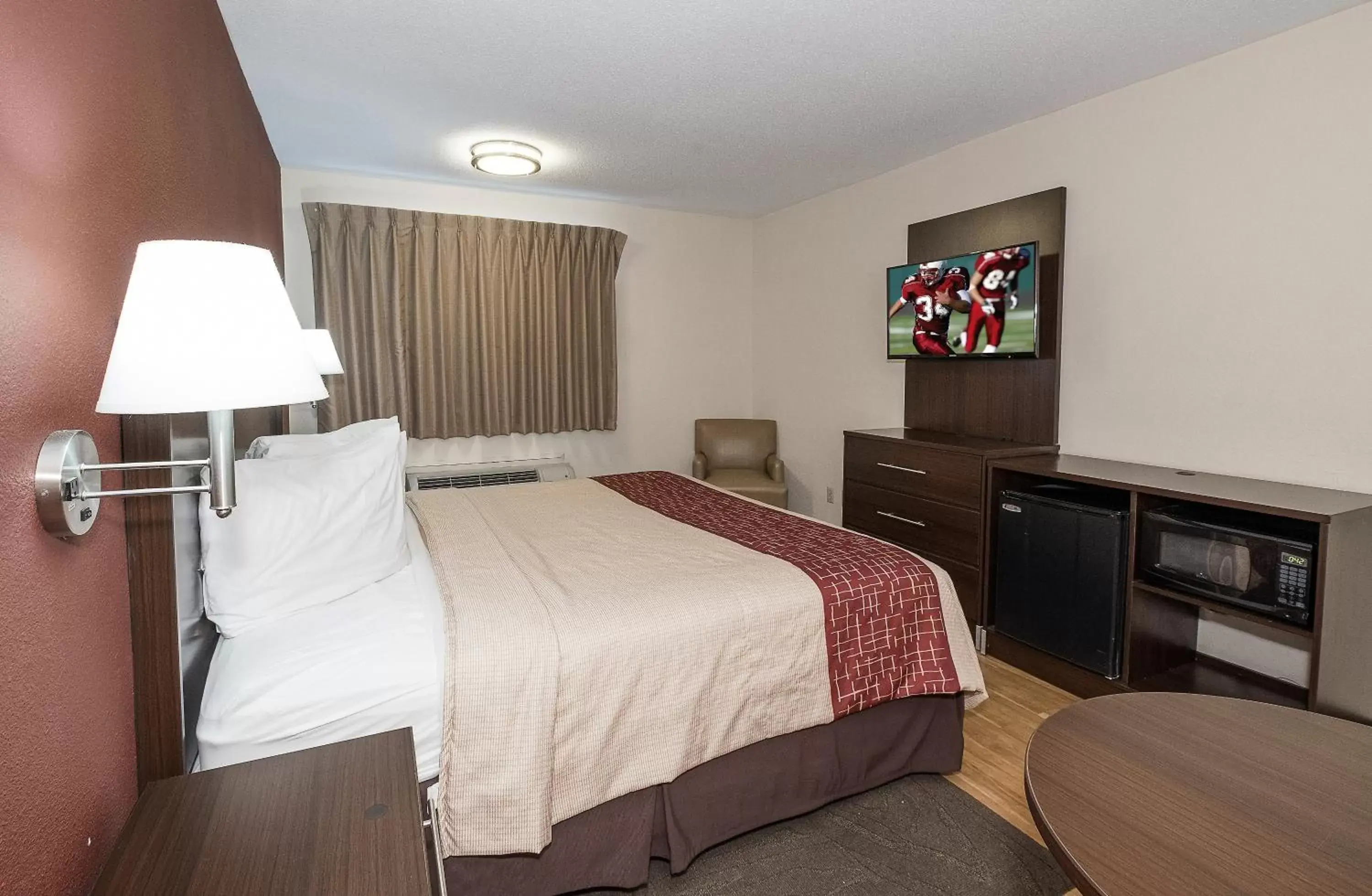 Bedroom, Bed in Red Roof Inn Toledo - Maumee