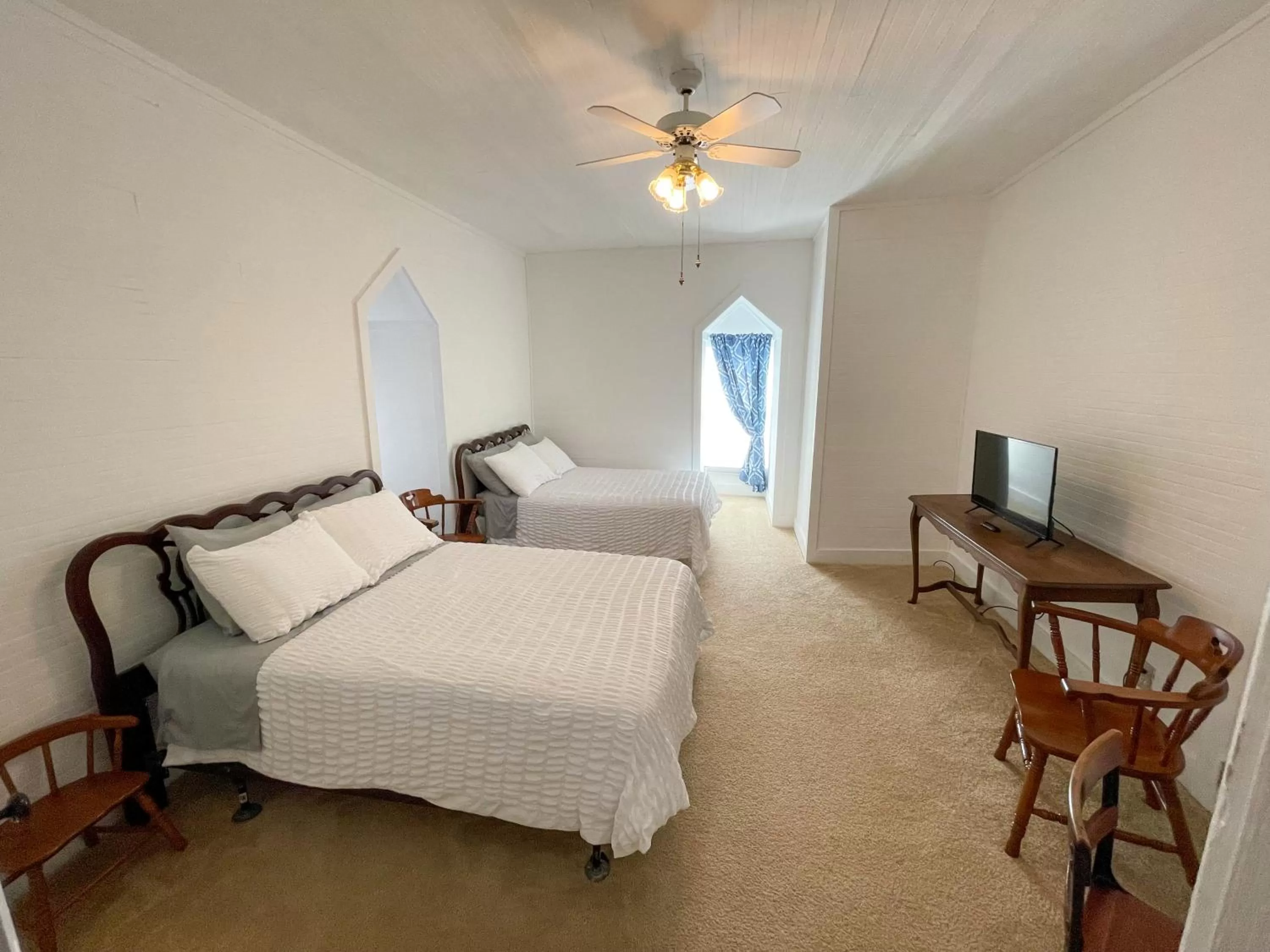 Photo of the whole room, Bed in Meadows Inn