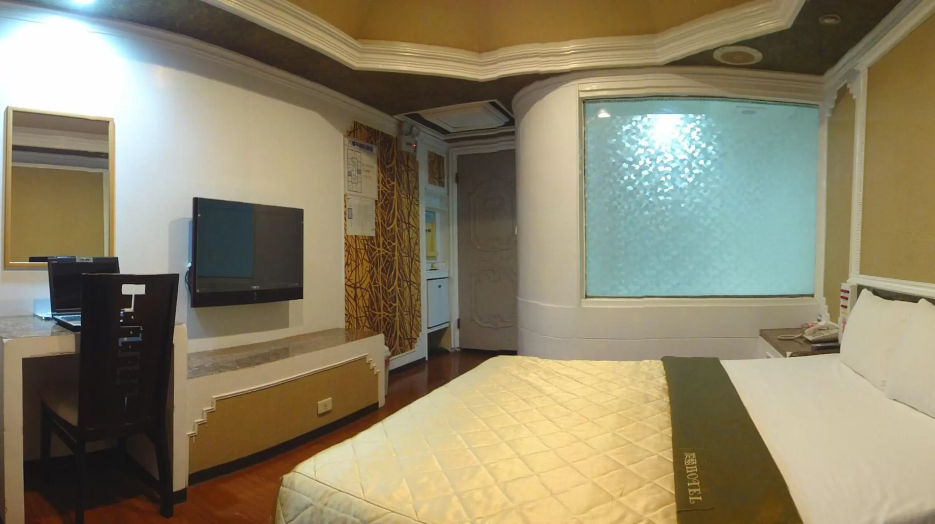 Photo of the whole room, TV/Entertainment Center in Hua Yue Hotel