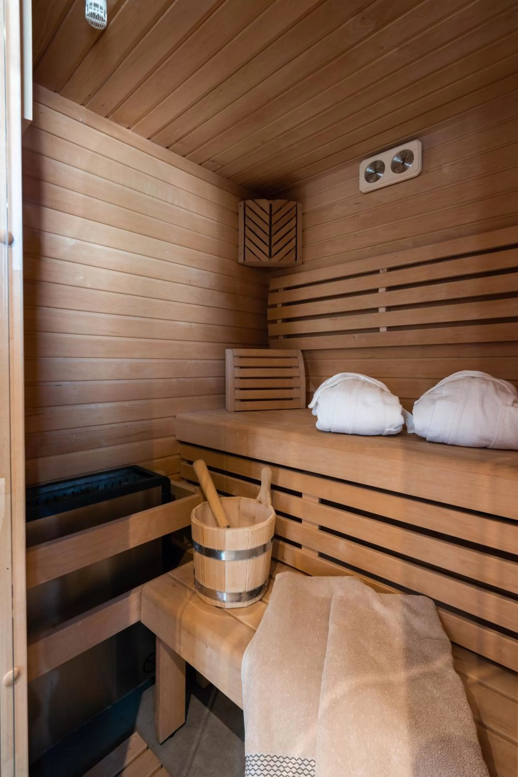 Sauna, Bed in Hotel Luina Beach