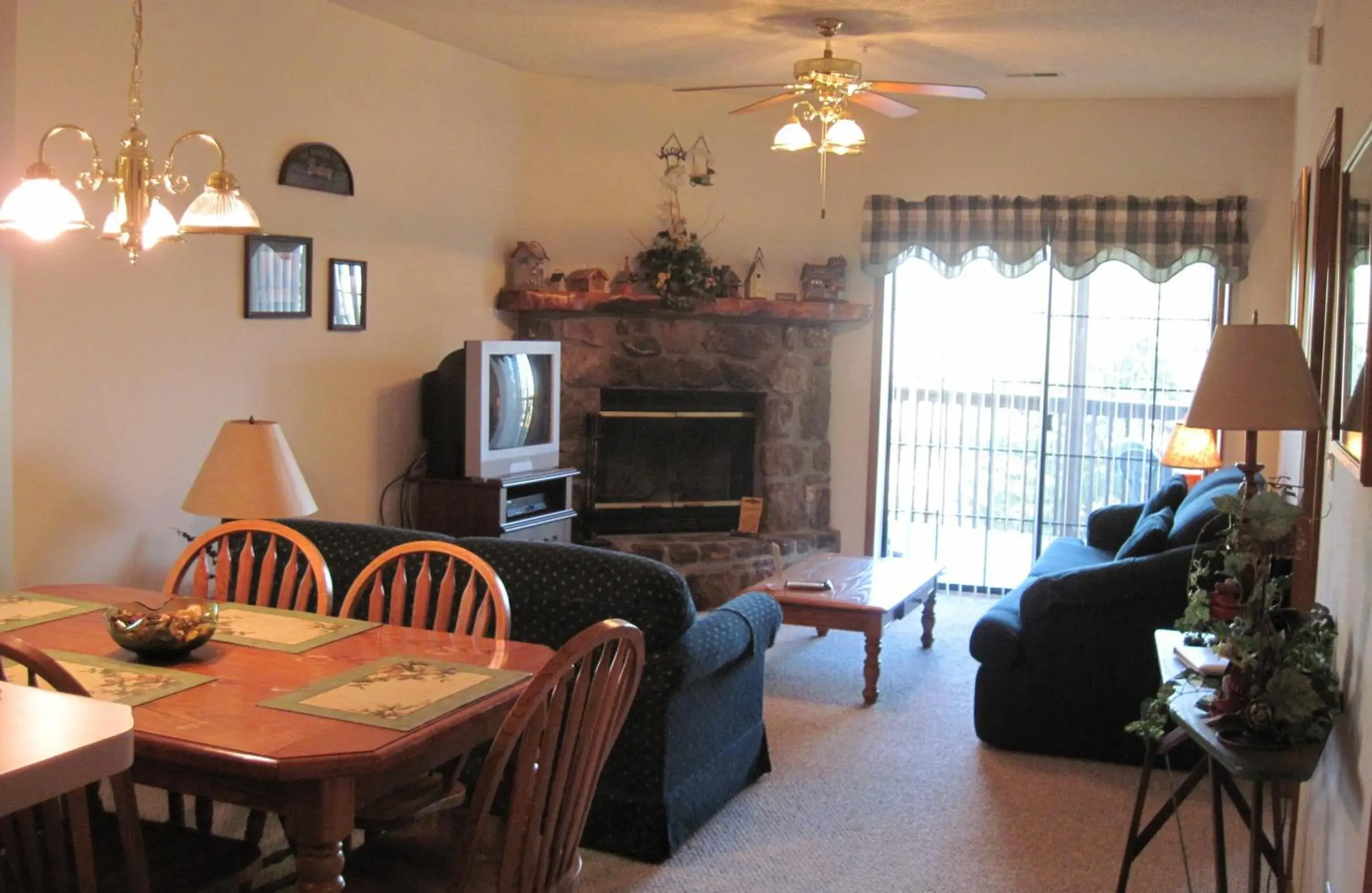 Communal lounge/ TV room in The Village At Indian Point Resort