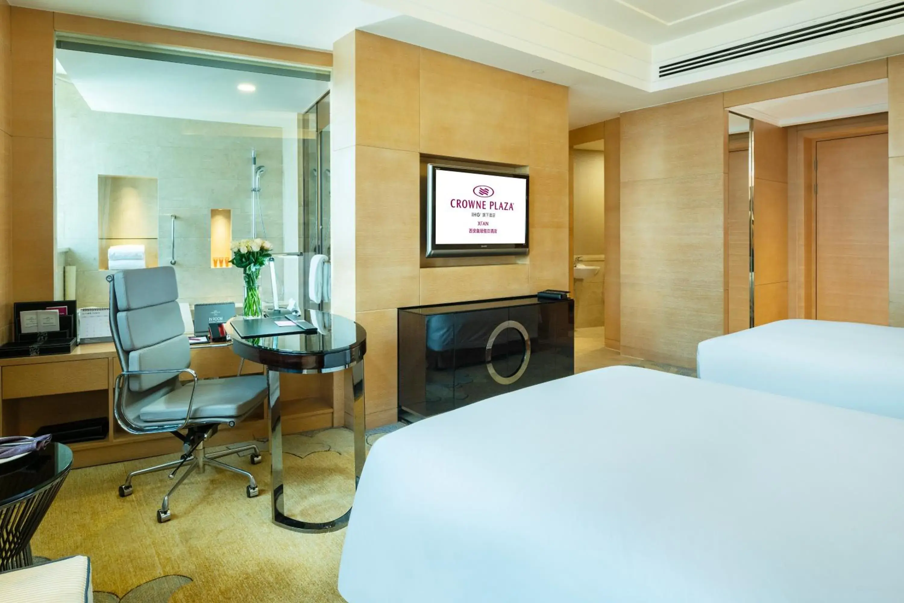 Bed in Crowne Plaza Xi'an, an IHG Hotel