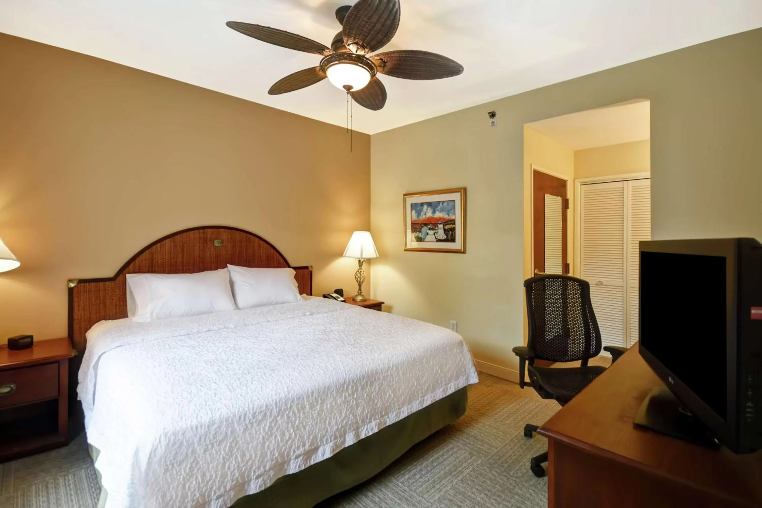 Bed in Hampton Inn & Suites Charleston-West Ashley
