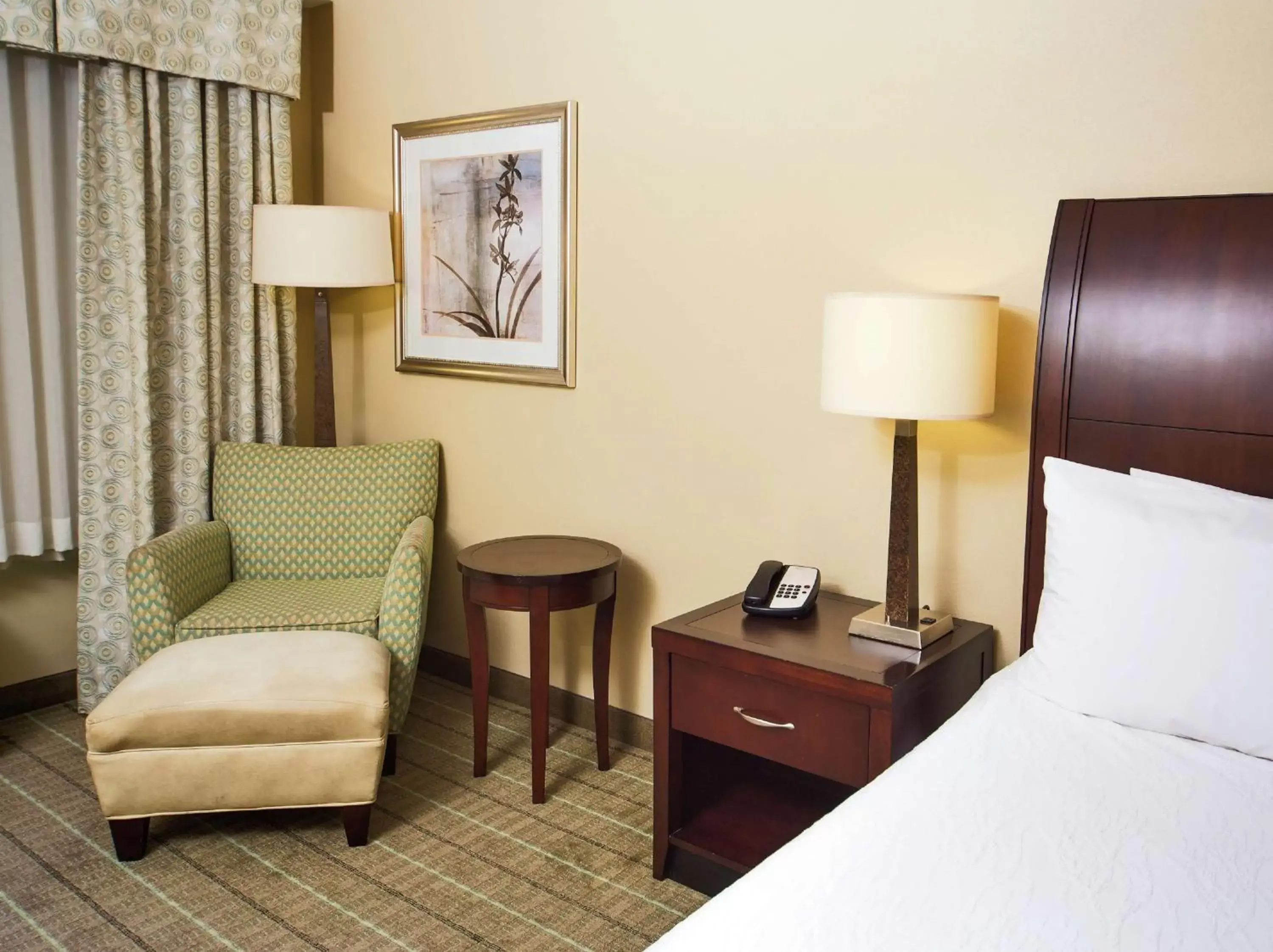 Bed, Seating Area in Hilton Garden Inn Valdosta