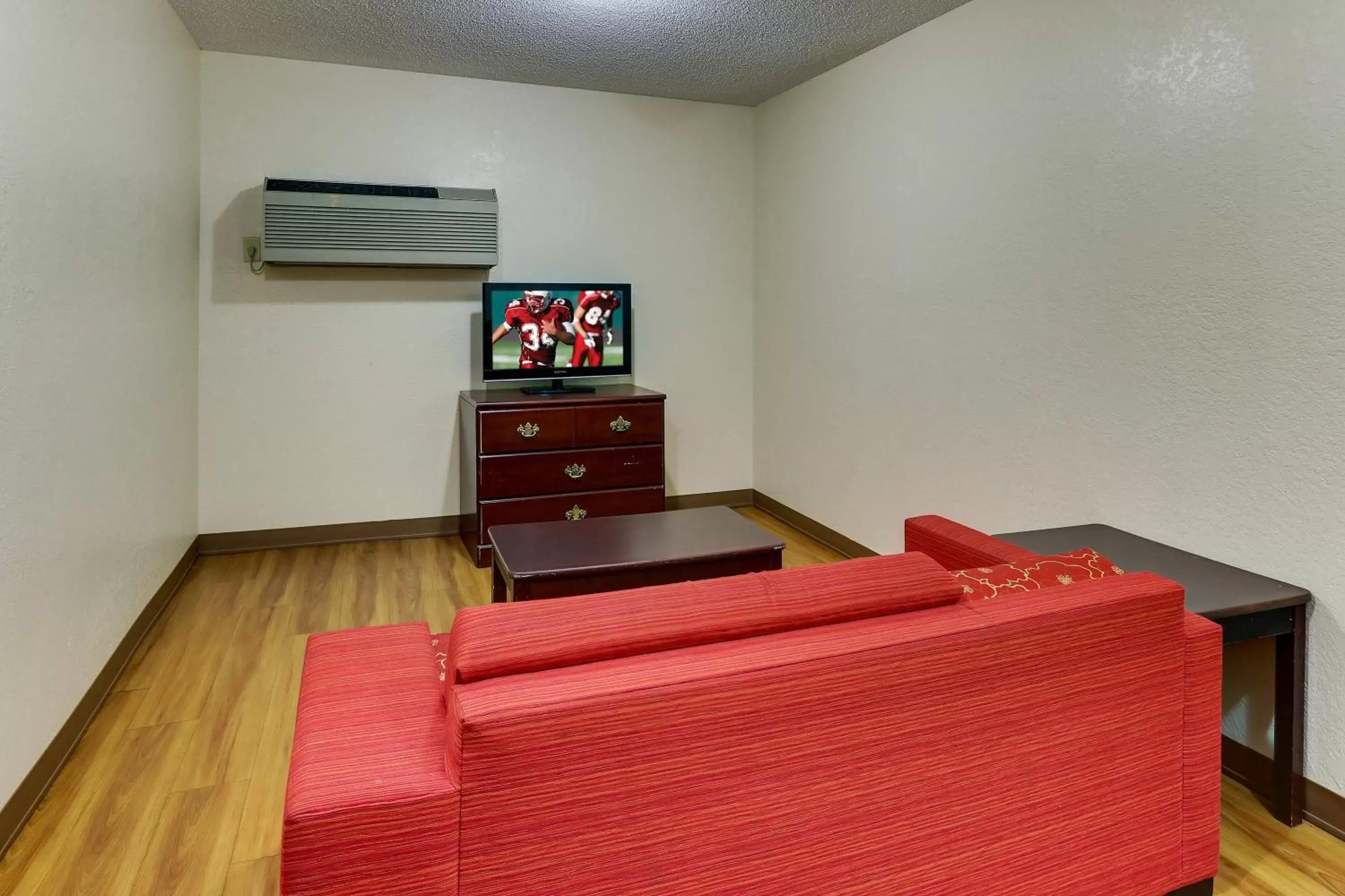 Living room, Bed in Red Roof Inn Springfield, OH