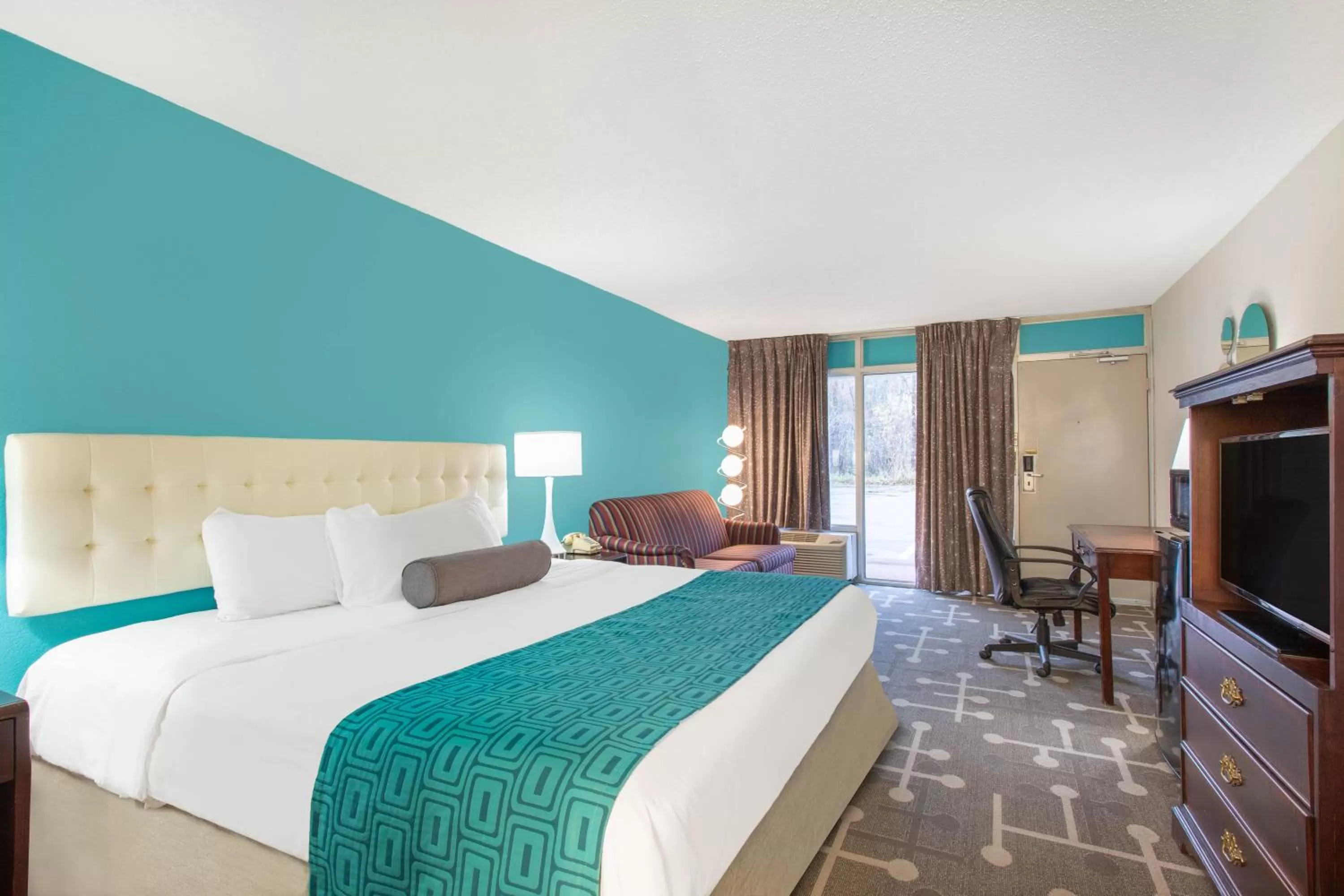 Bed in Howard Johnson by Wyndham Albany