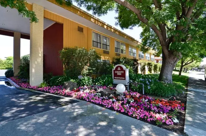 Facade/entrance, Property Building in County Inn