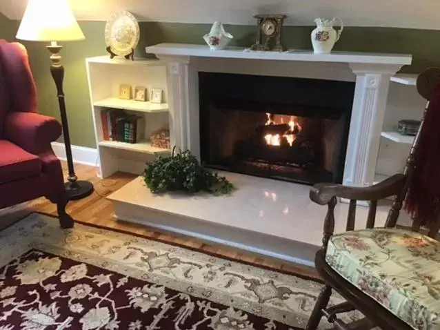 Seating area, TV/Entertainment Center in Red Rocker Inn