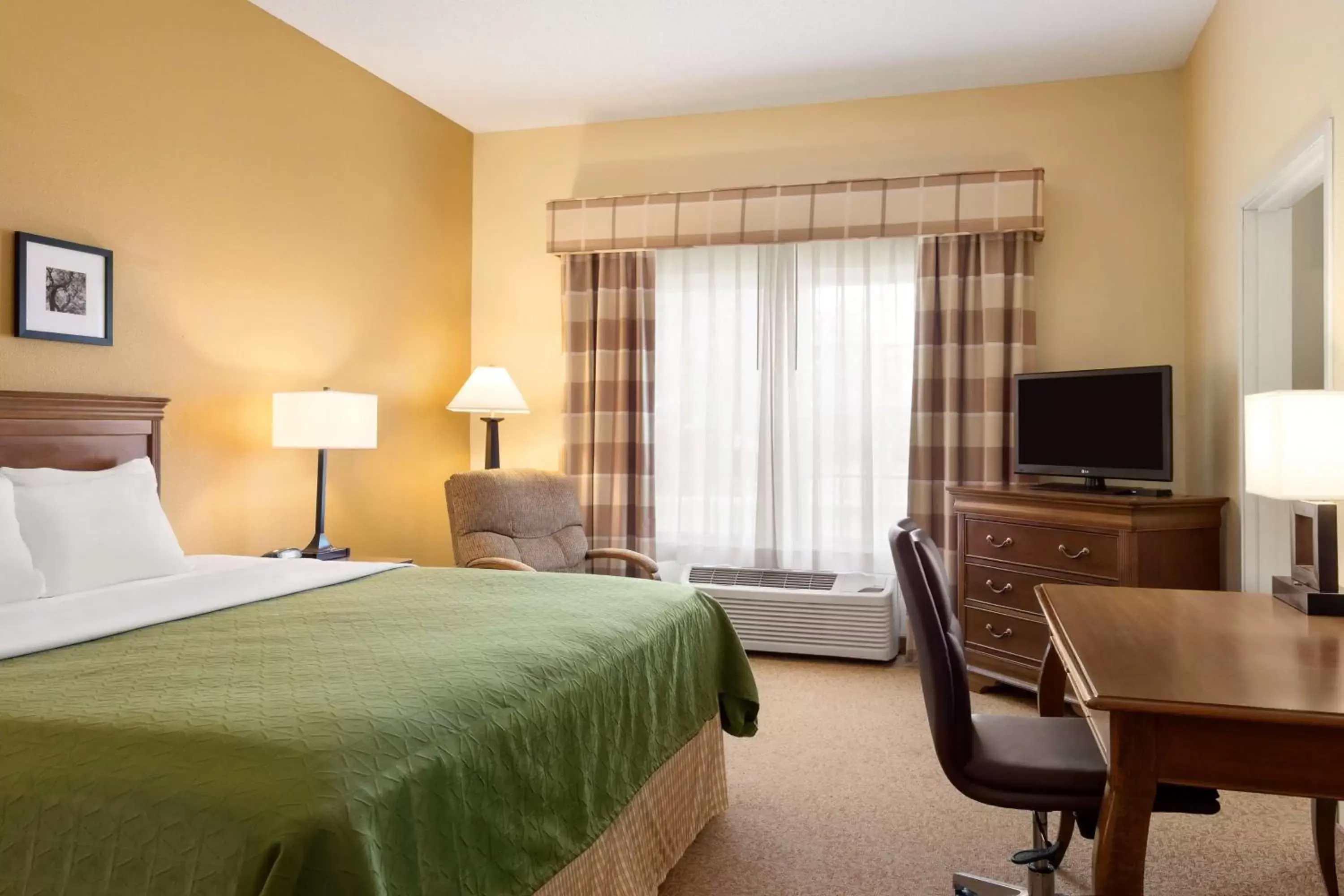 Photo of the whole room, Bed in Country Inn & Suites by Radisson, Salina, KS
